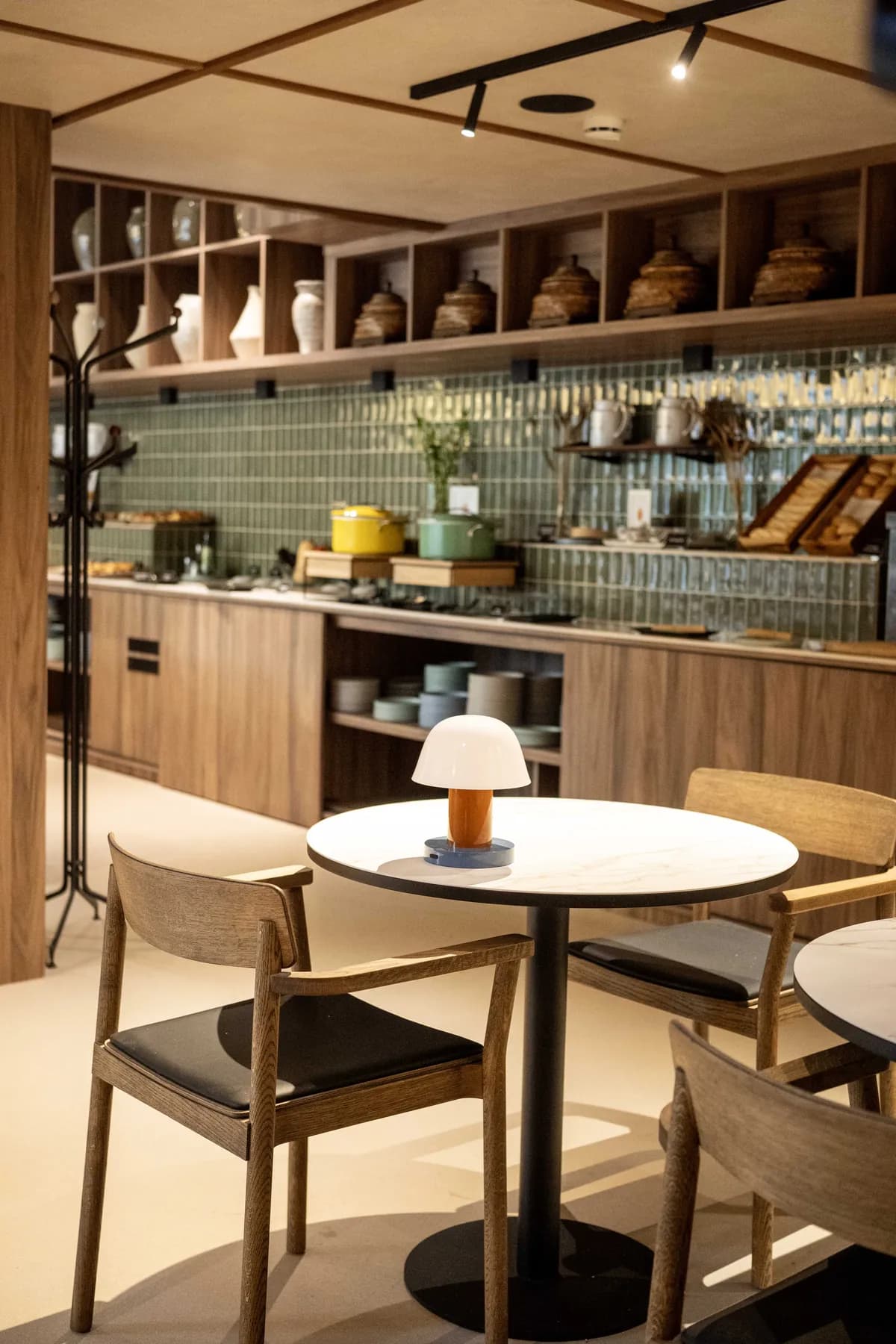 Sala de un restaurante vacía antes del servicio, con las mesas preparadas