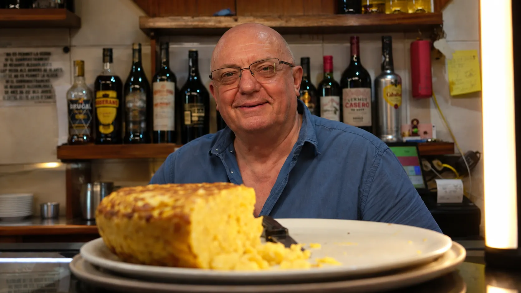 Jose, dueño de Bar APZ, en la barra con una tortilla de patatas