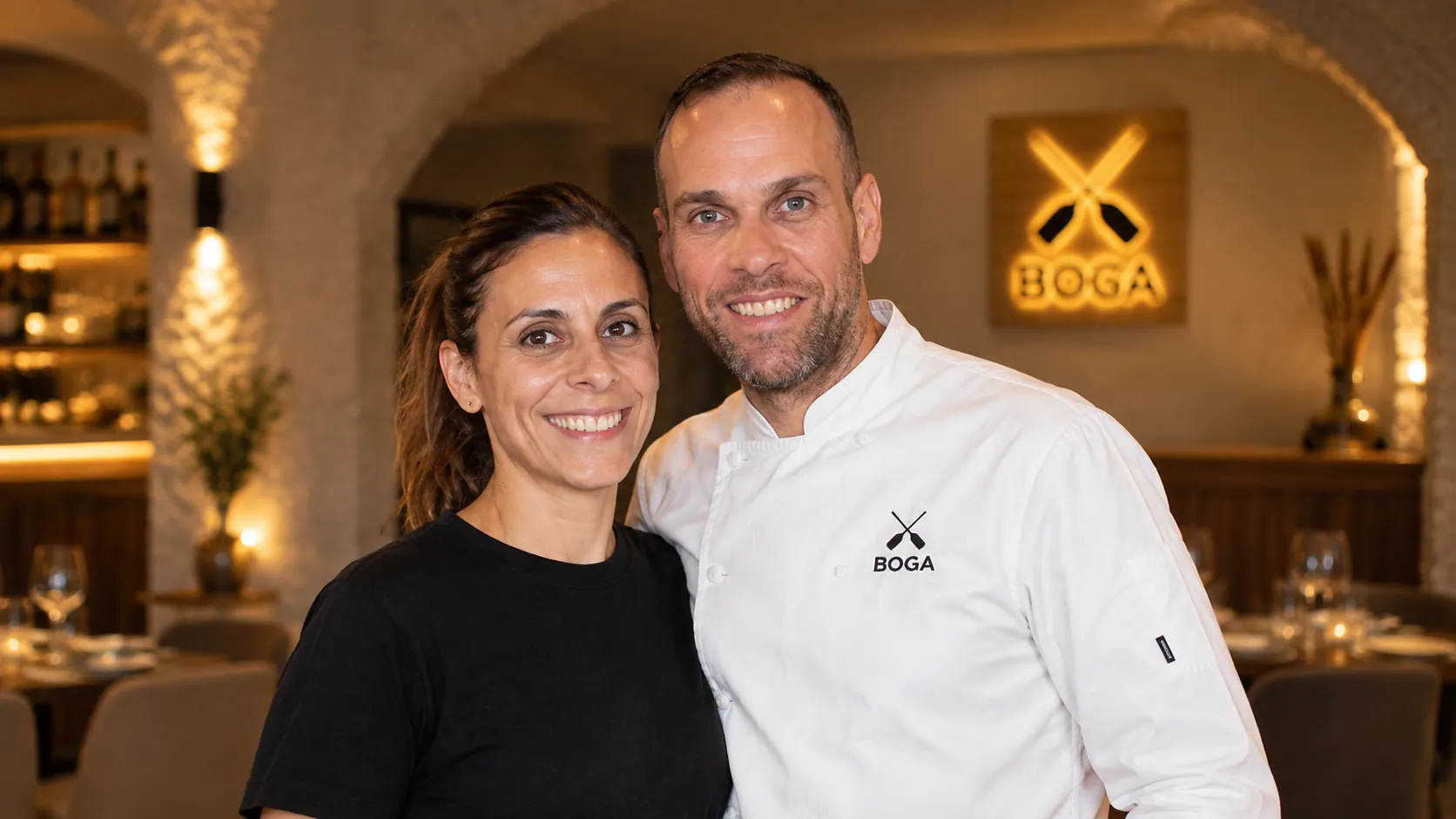La pareja al frente de Boga Gastrotaberna, en la sala del restaurante