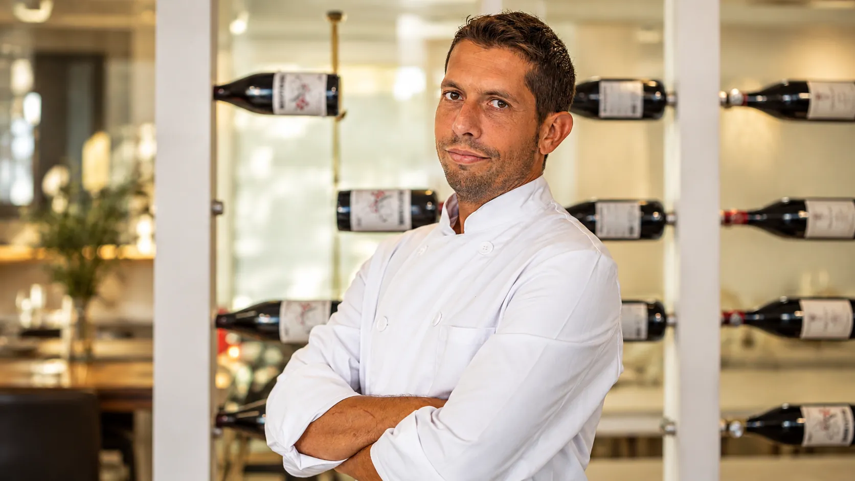Rako, de El 9 Suprem, con chaquetilla de cocina en la sala del restaurante