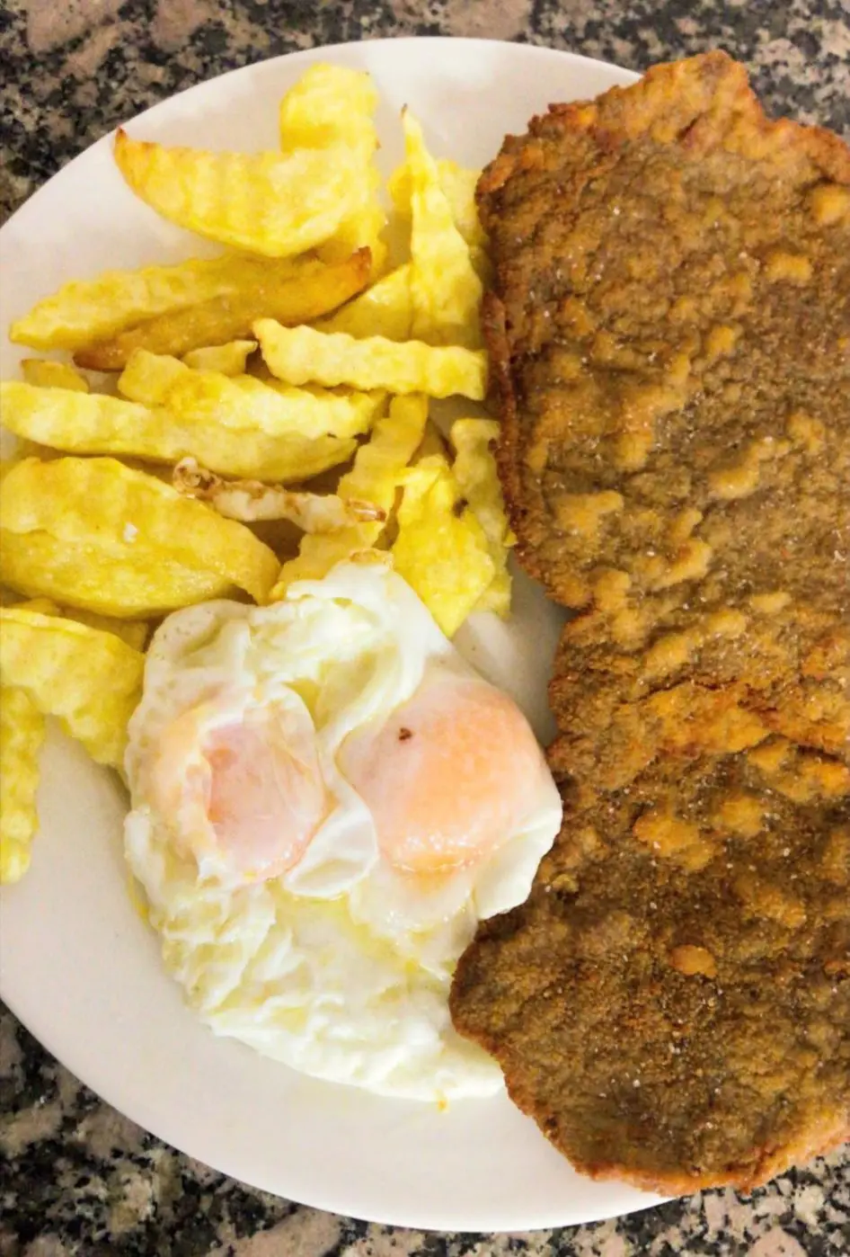 Escalope, patatas, huevo frito