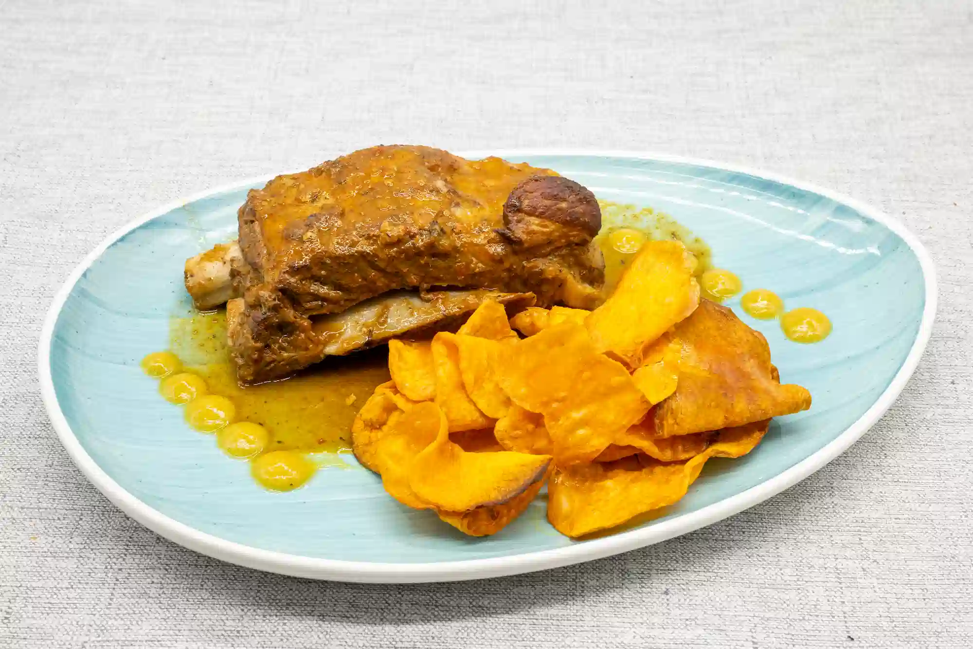 Costillar de cerdo adobado al horno con boniato frito