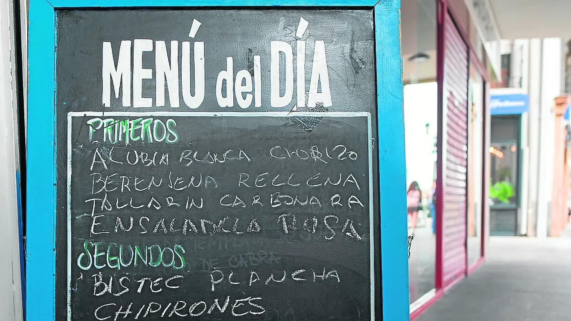 Menú del día con platos variados y frescos