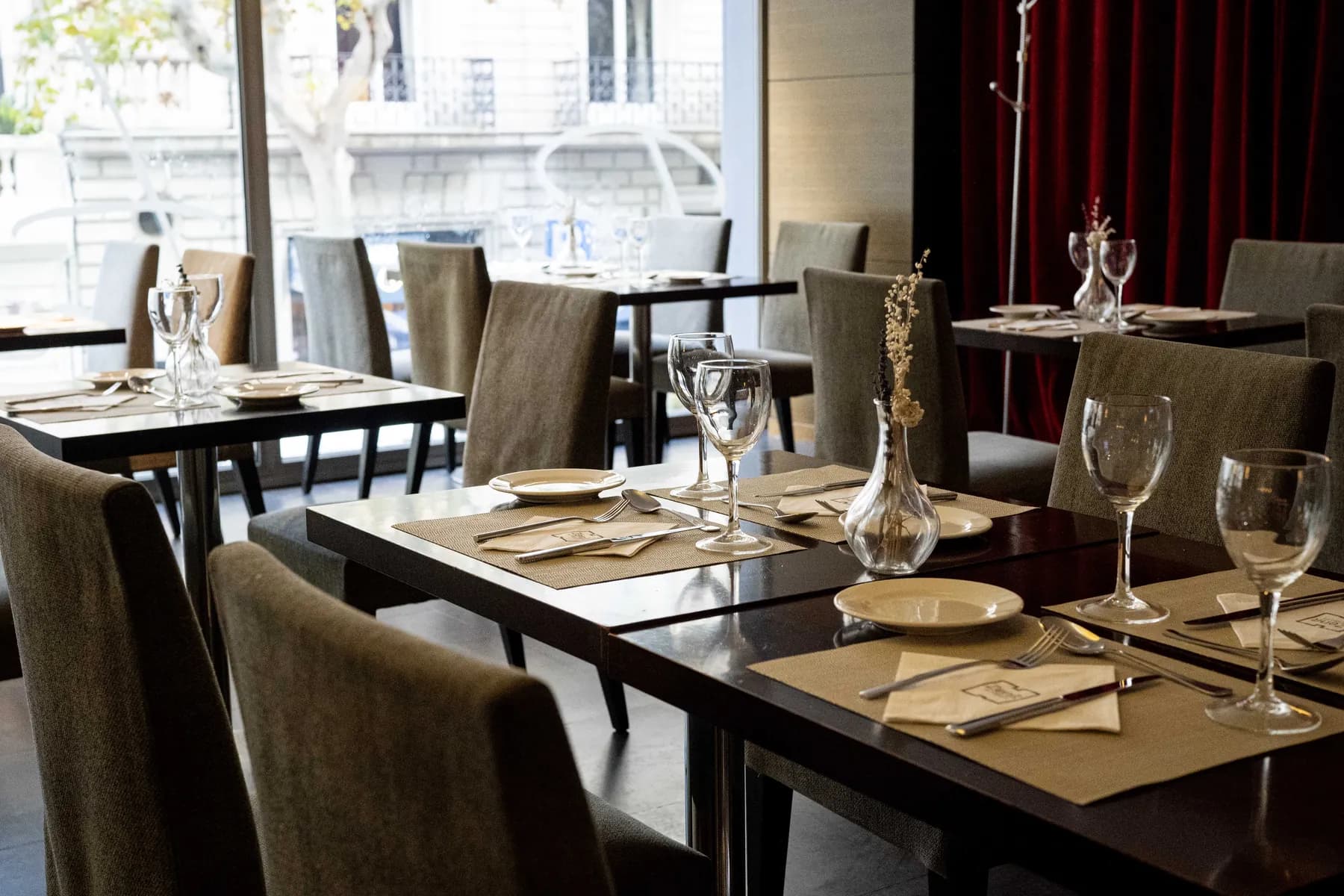 Sala de un restaurante preparada para el servicio