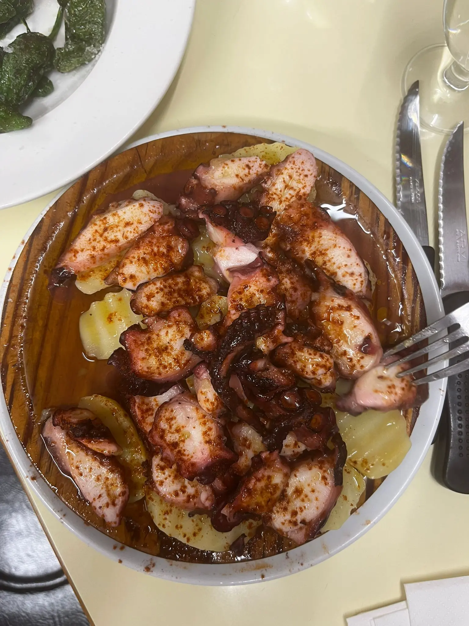 pulpo a la gallega con pimenton menu mediodia restaurante apz placa catalunya