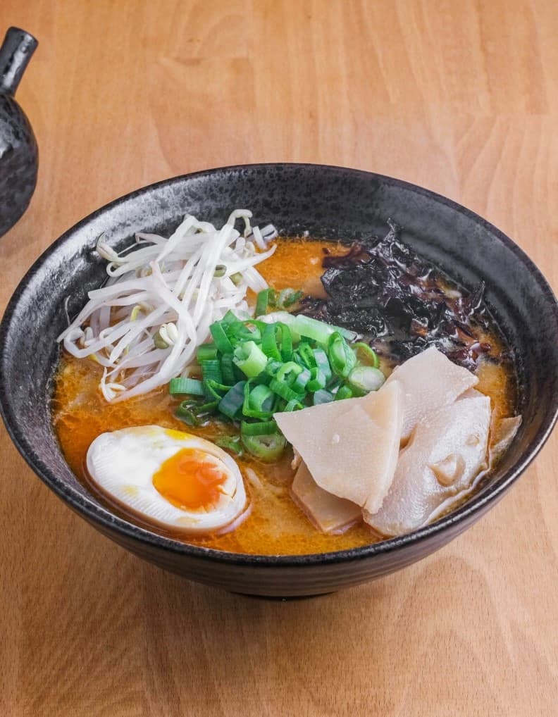 Ramen miso picante con huevo semirresangre brotes y bambú