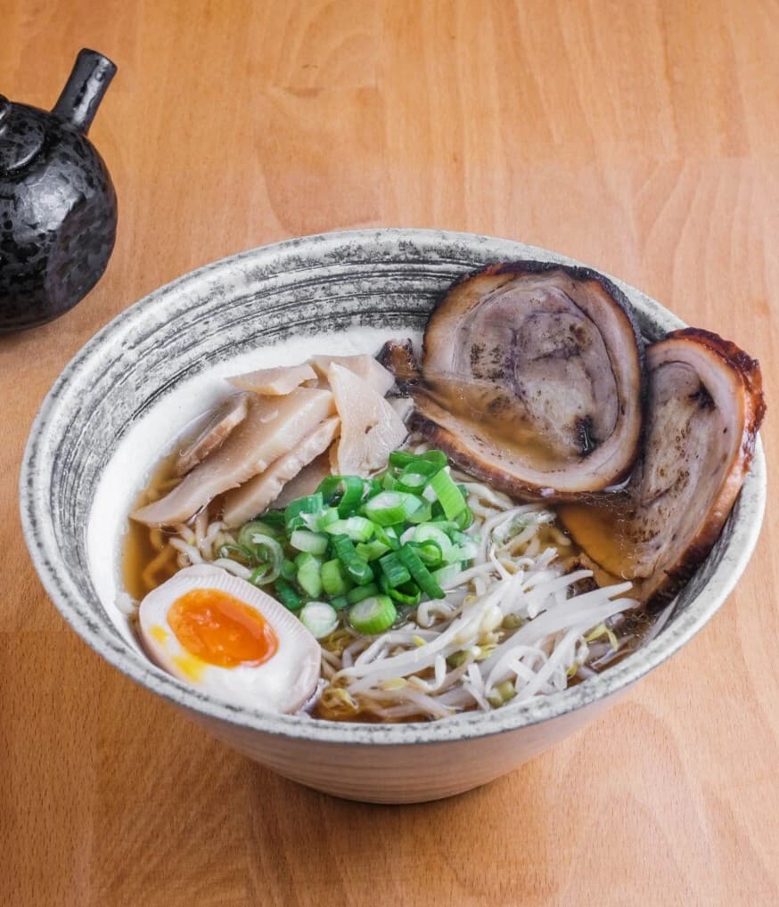 Ramen shoyu con chashu brotes y bambú