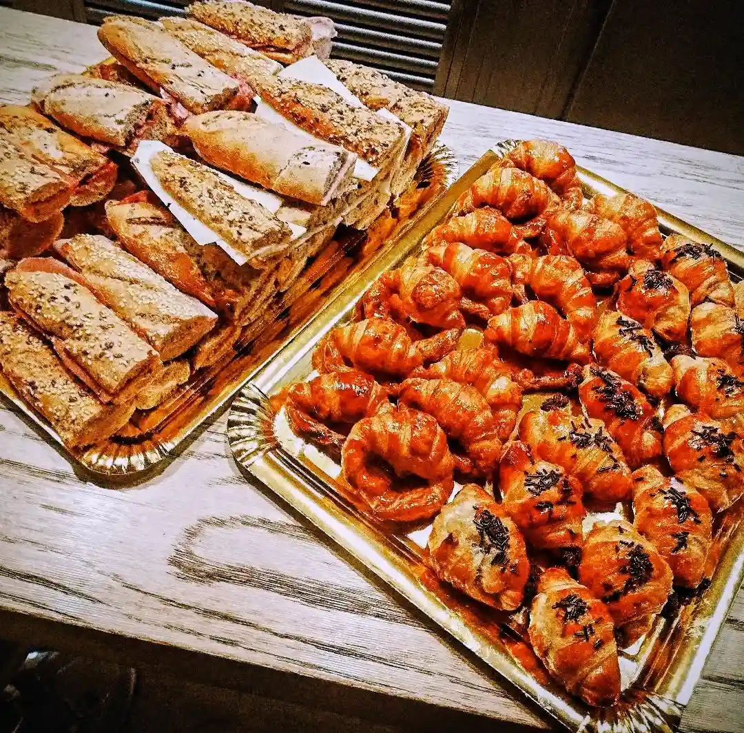 Croissants y bocadillos saludables en marina