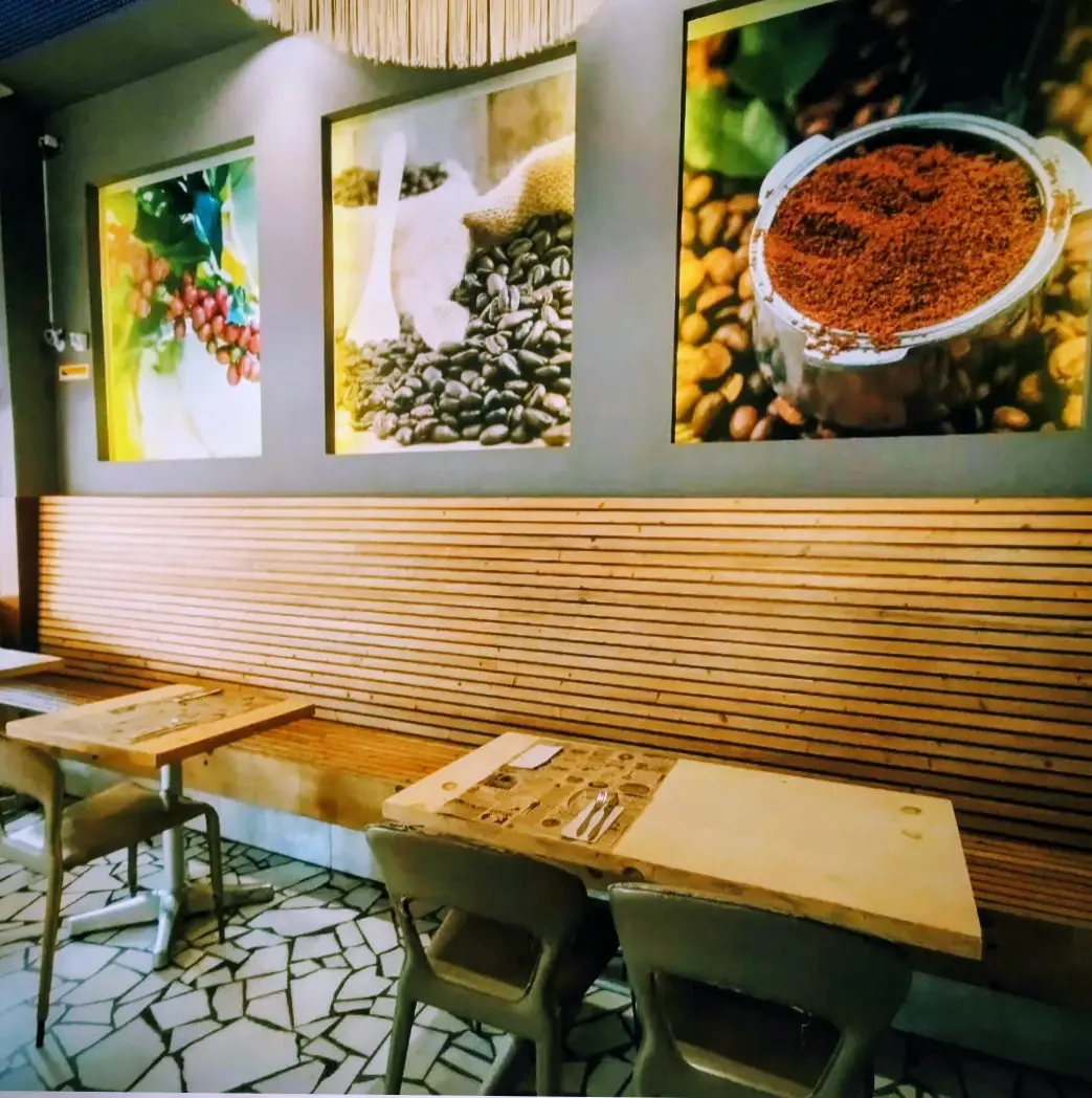 Interior restaurante rebeka en marina al lado del auditorio