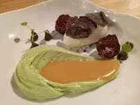 arroz meloso con tinta de sepia en plato gourmet elegante