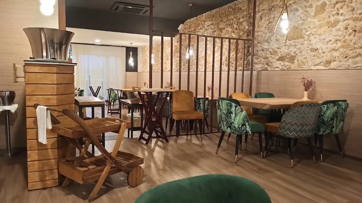 lingote de carne con salsa, vegetales y guarnición en plato artístico