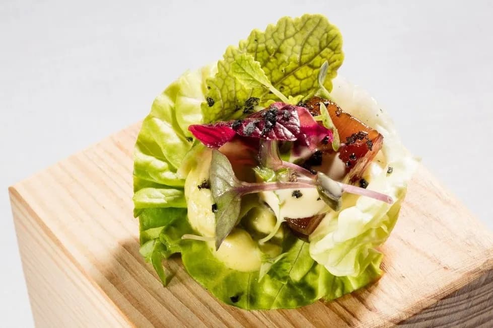 tartaletas chips y snacks gourmet como aperitivo en mesa de madera