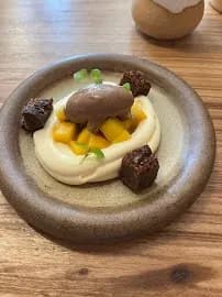 bacalao con trufa bizcocho de remolacha y crema de aguacate