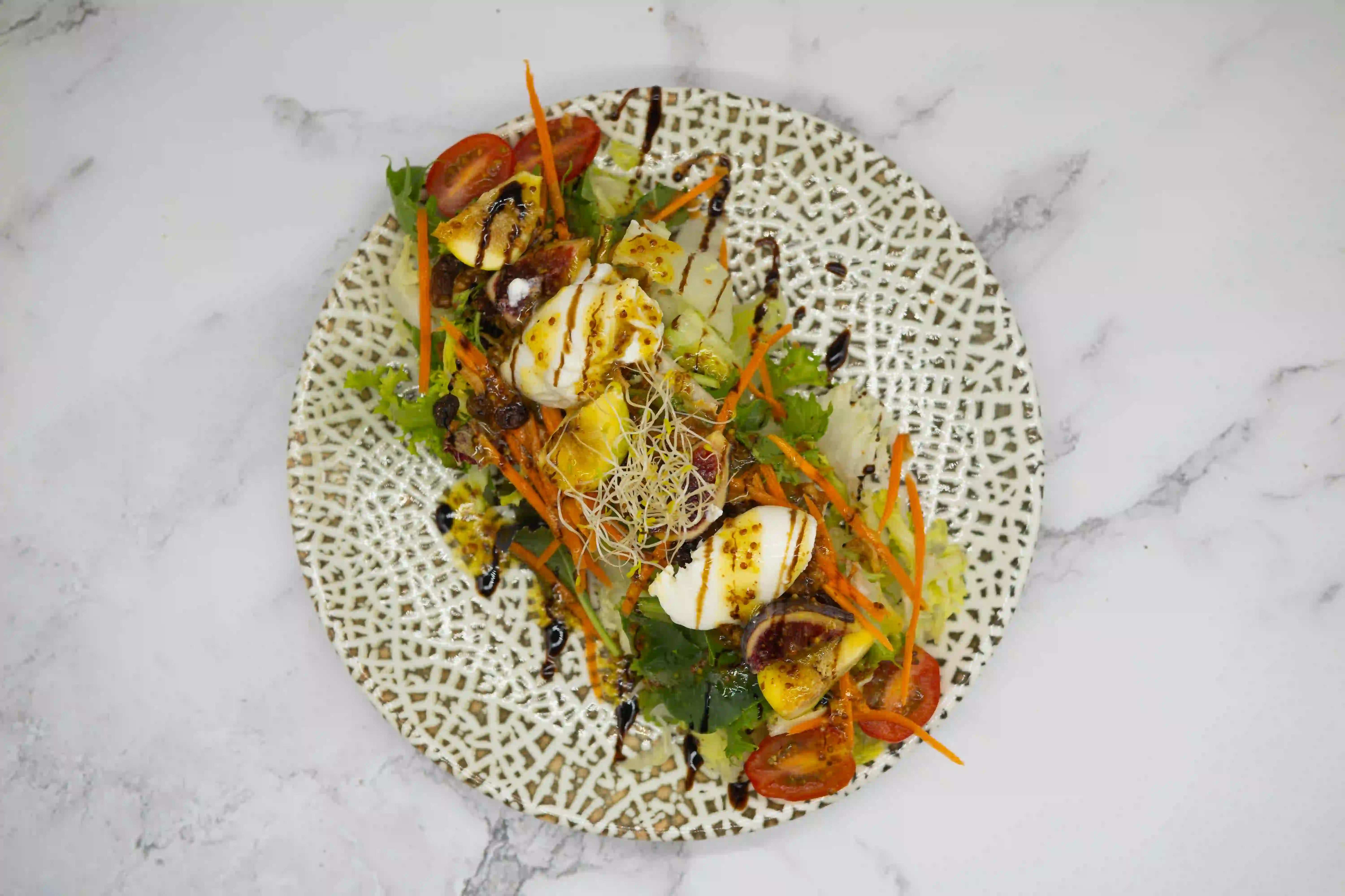 ensalada con higos mozzarella y balsamico restaurante menu mediodia la fabrica figueres