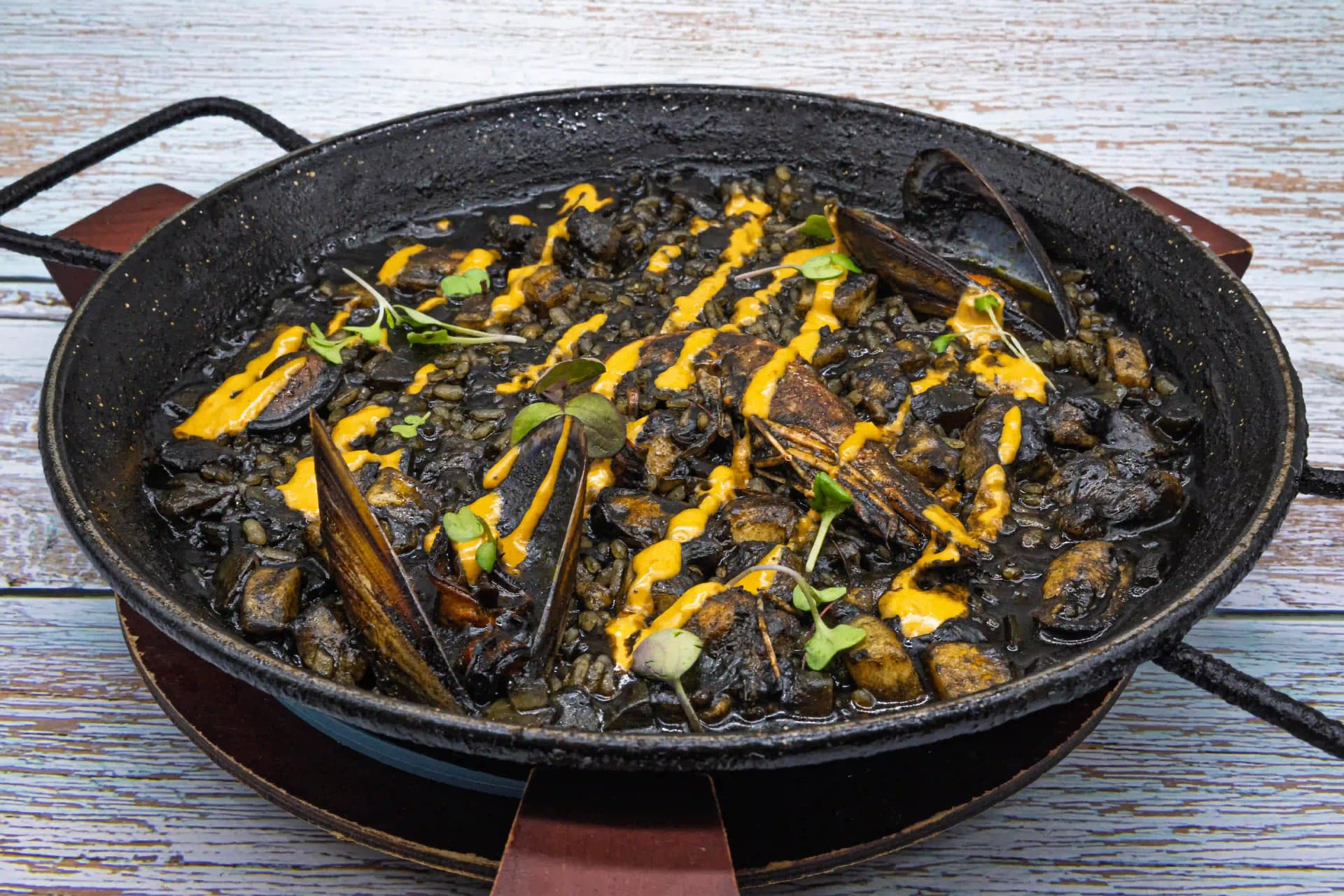 arroz negro con gambas y alioli restaurante menu mediodia la fabrica figueres