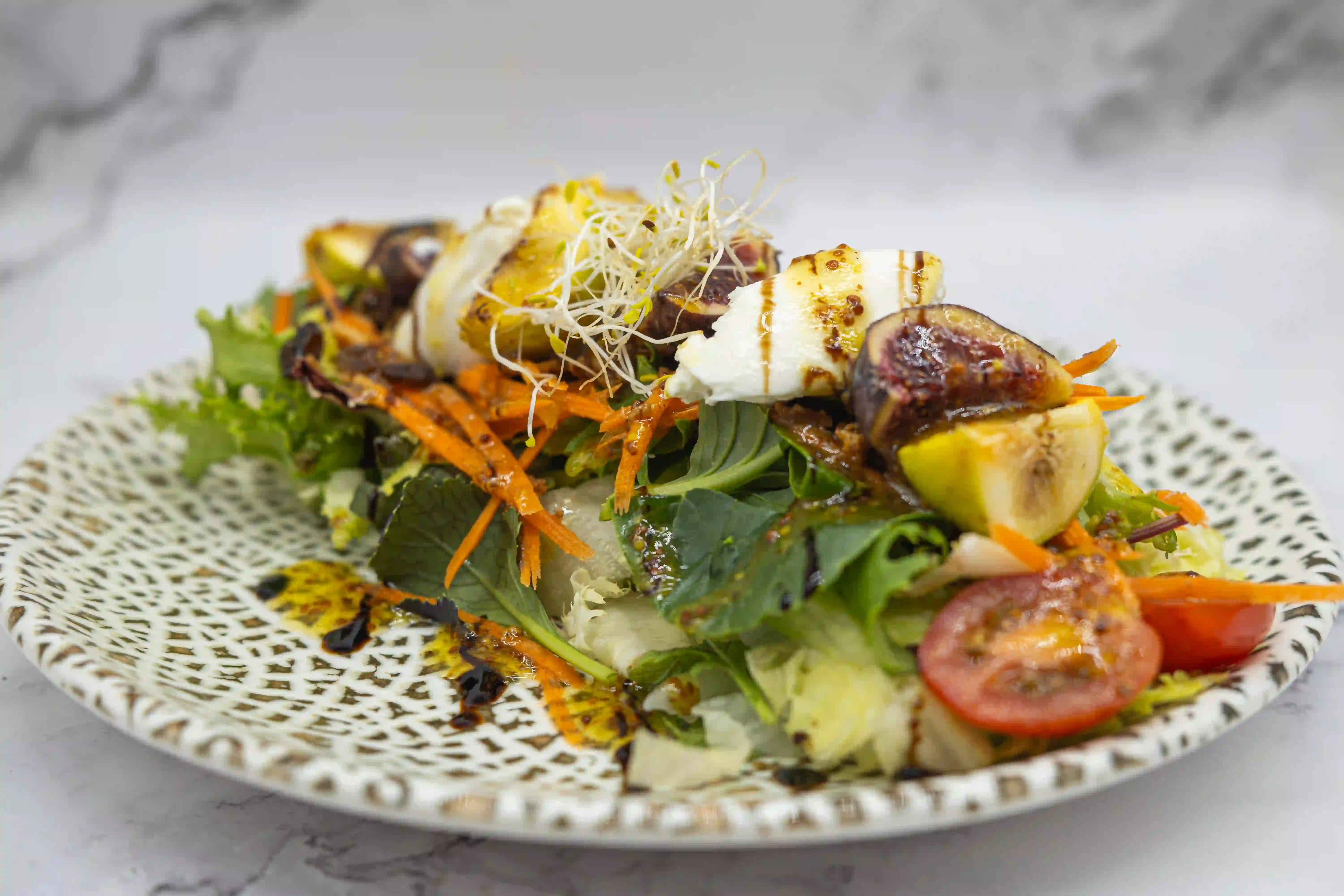 ensalada gourmet con higos y queso de cabra restaurante menu mediodia la fabrica figueres