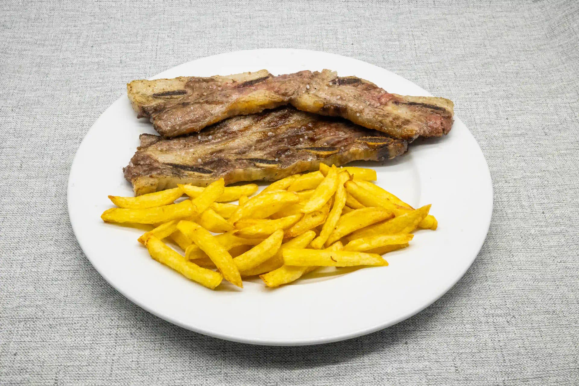 a la brasa con patatas fritas carne a la parrilla en restaurante de cocina casera