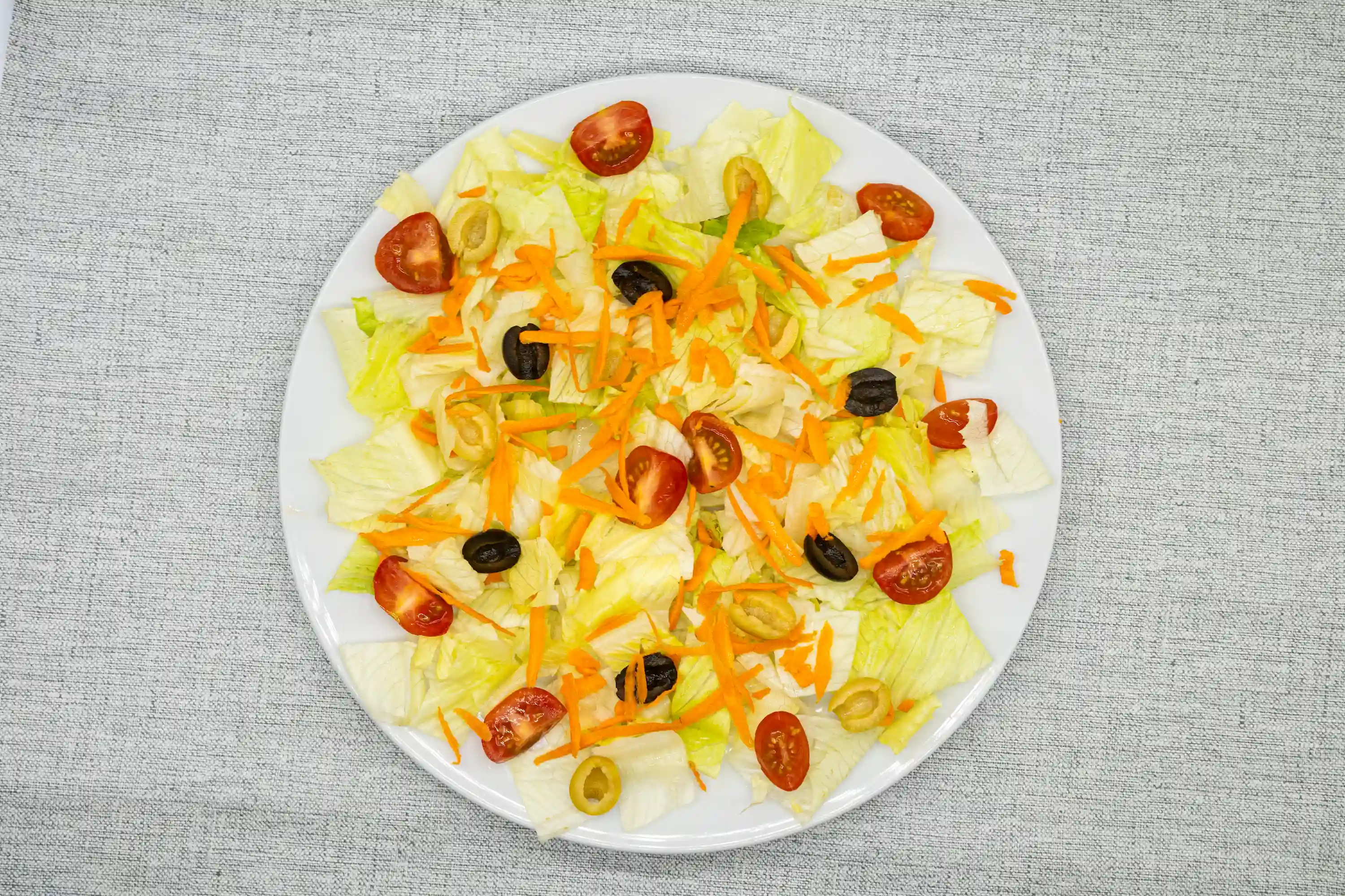 con lechuga zanahoria rallada tomate cherry y aceitunas opción ligera en restaurante de menú del día