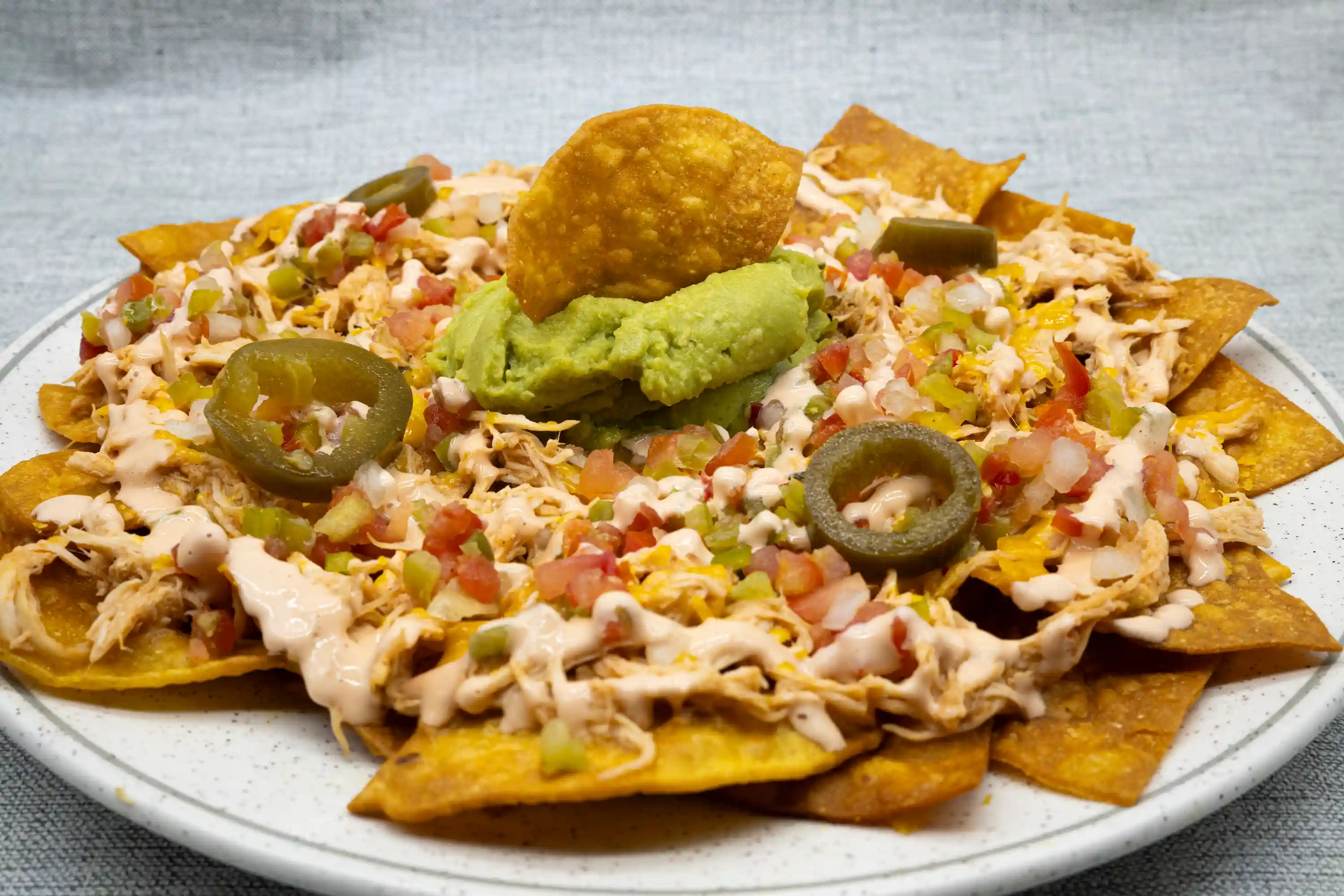 con pollo desmenuzado guacamole y jalapeños entrante mexicano en restaurante de comida latina