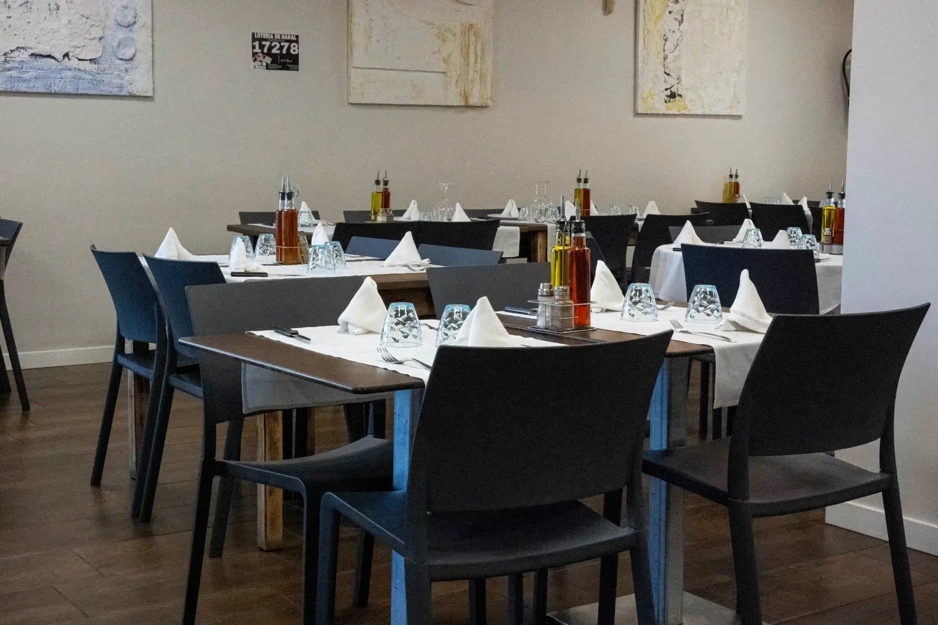 sala interior elegant amb taules parades restaurant ca la gemma alt empordacional de marisc amb escamarlans i musclo