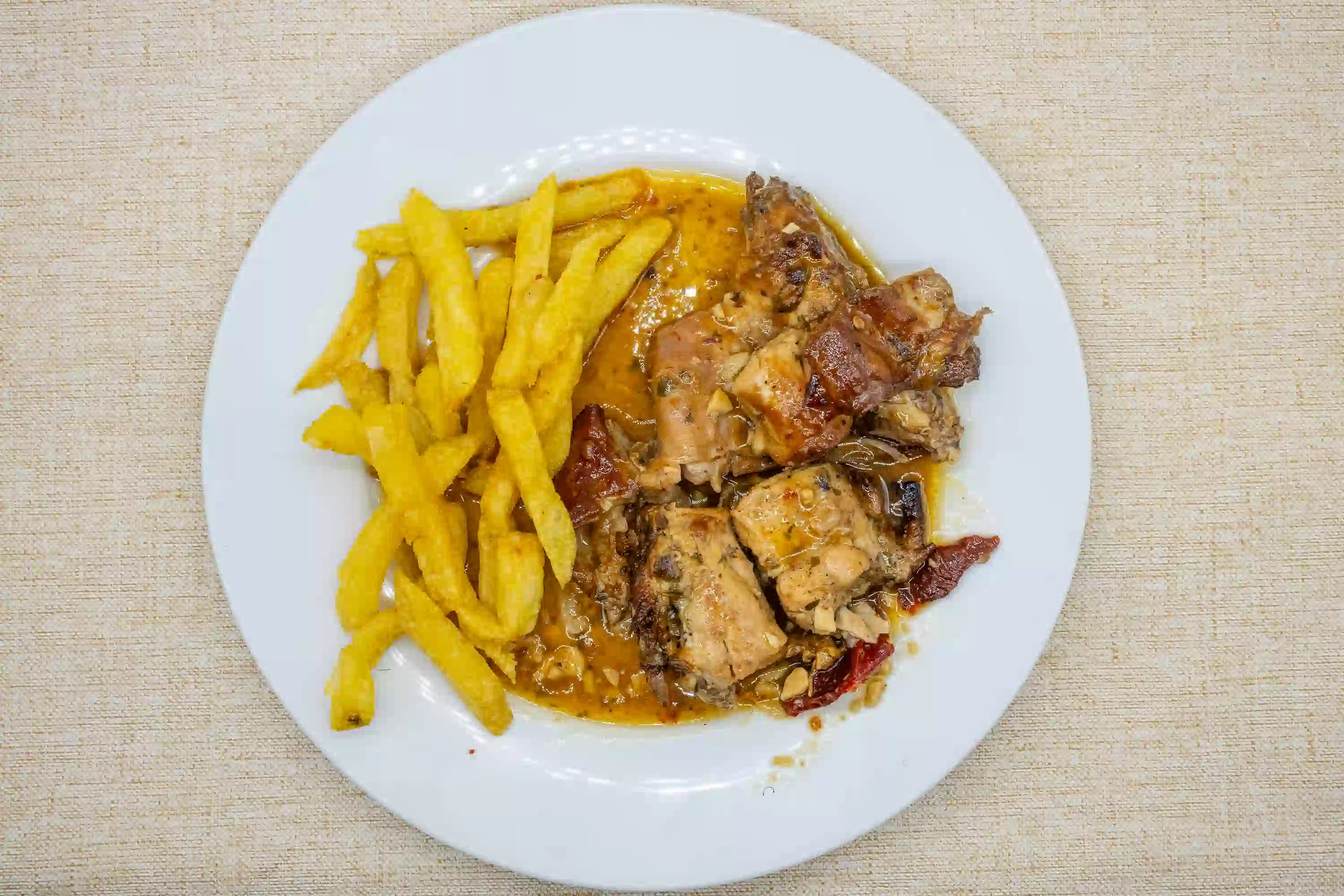 pollo encebollado con patatas guiso tradicional menu mediodia barcelona nogal