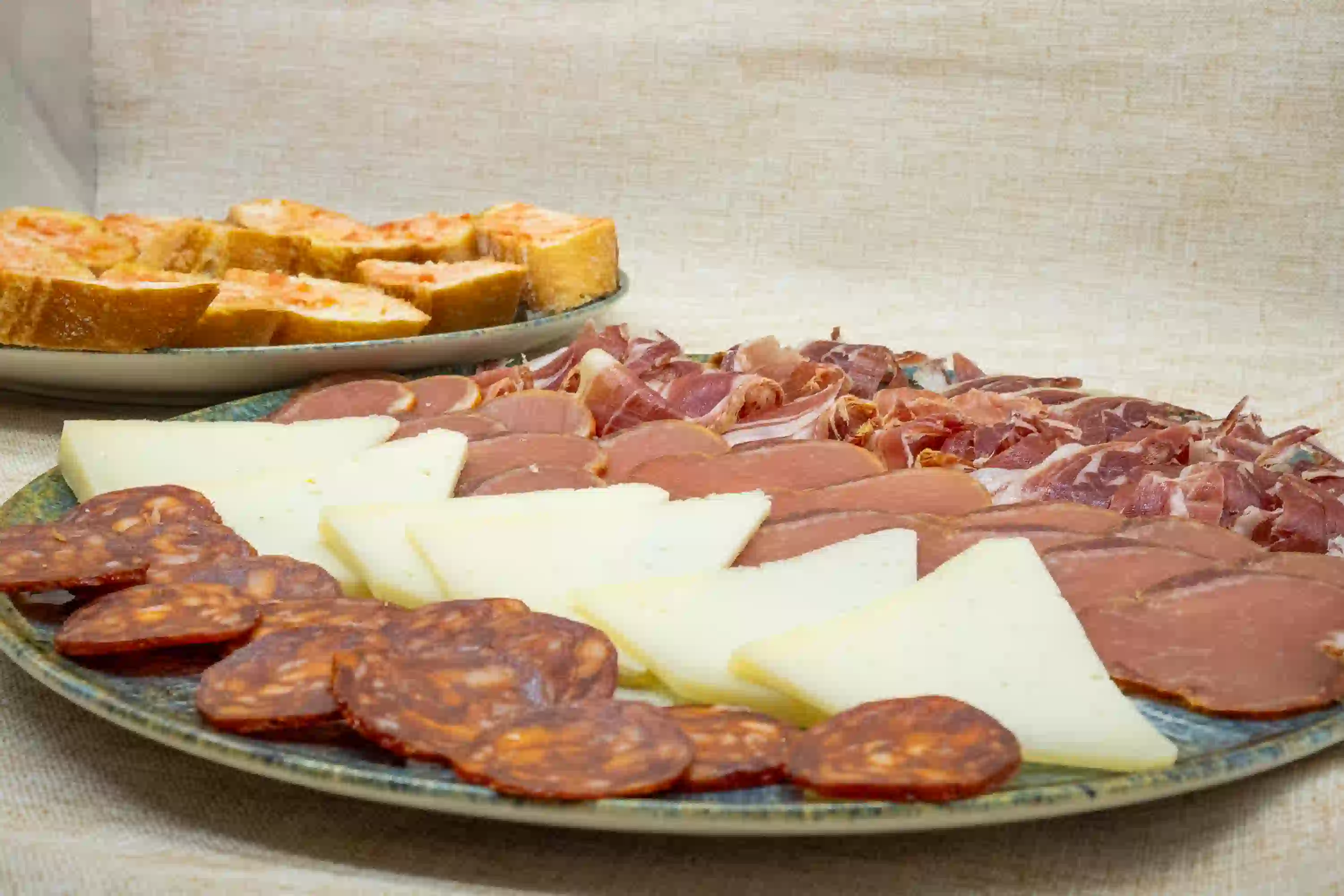 tabla de embutidos y queso con pan tumaca restaurante nogal menu tapas barcelona