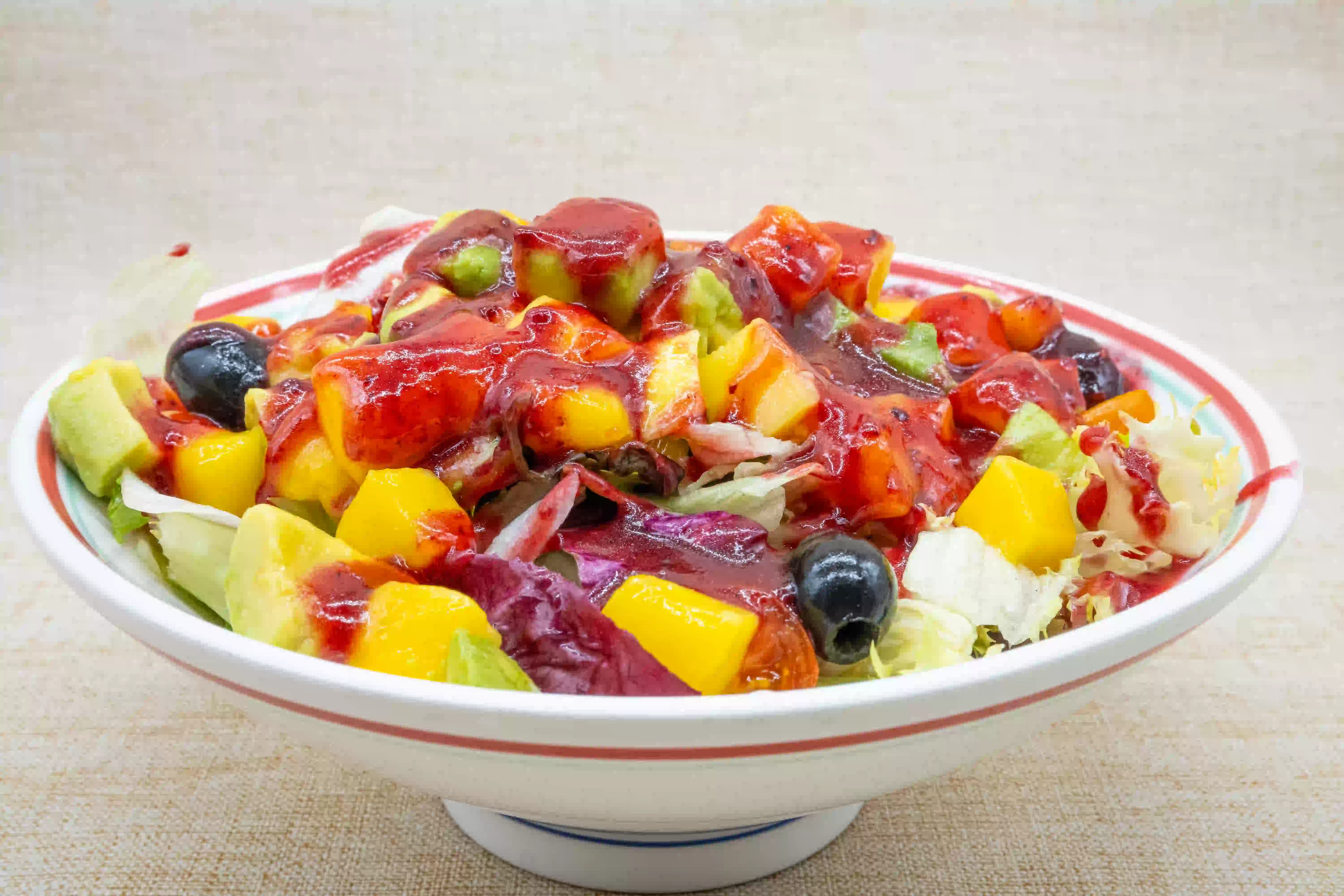 ensalada con mango aguacate y frutos rojos restaurante figueres nogal