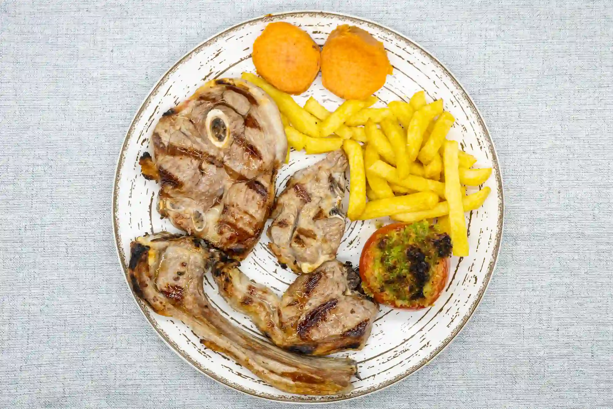 graellada de xai a la brasa costelles i talls variats amb guarnicio restaurant can carola menu del dia vila sacra alt emporda prox figueres roses