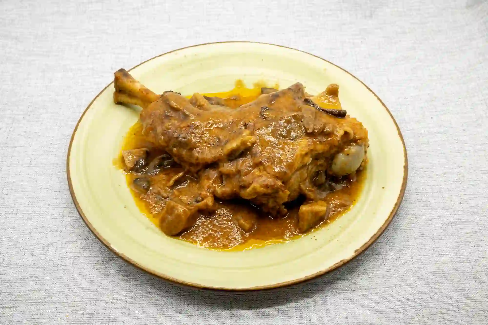 espatlla de xai estofada amb salsa de bolets i carne tendra restaurant can carola menu del dia vila sacra alt emporda prox figueres ros