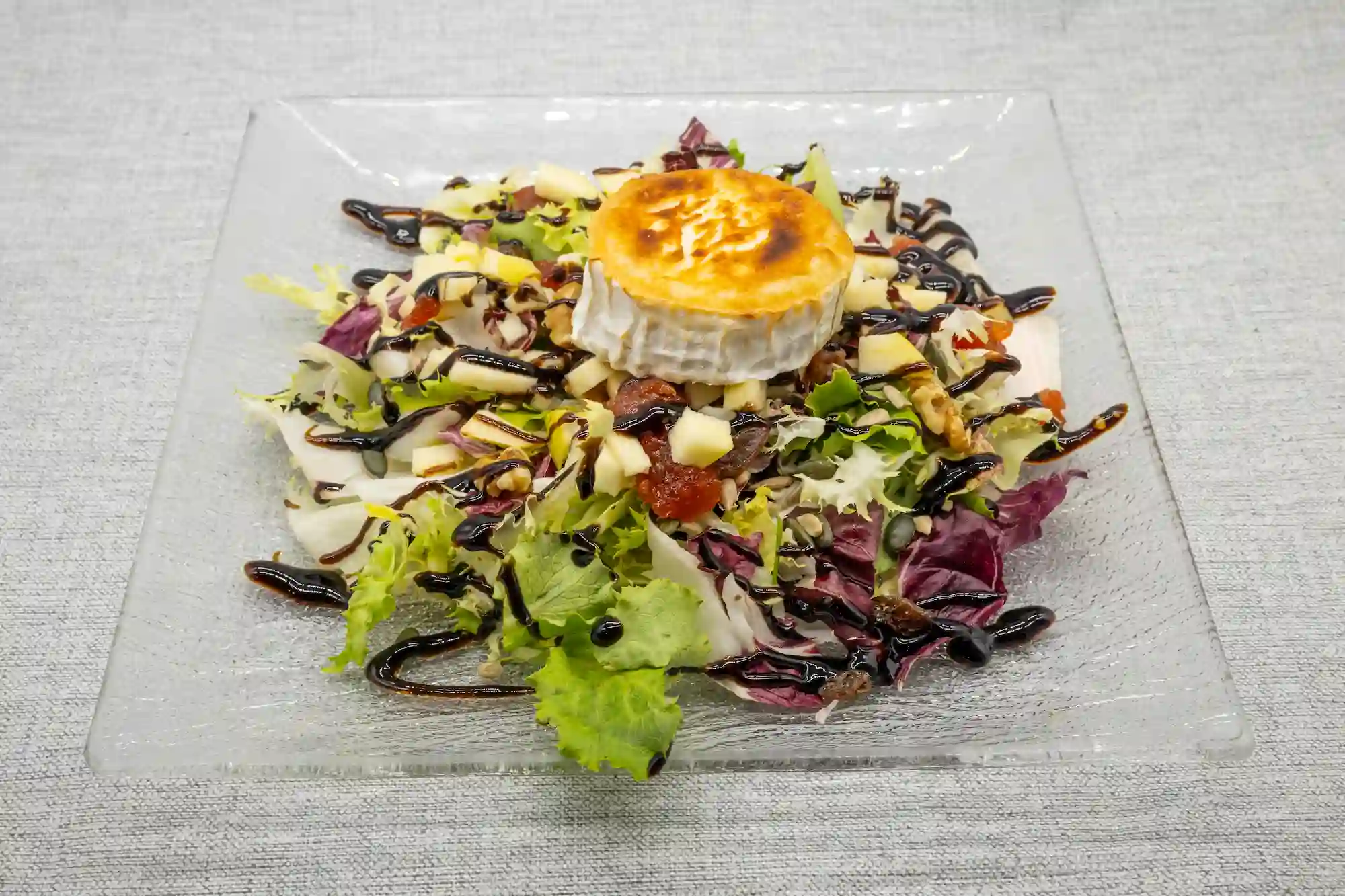 amanida amb formatge de cabra gratinat poma nous i vinagreta balsamica restaurant can carola menu del dia vila sacra alt emporda prox