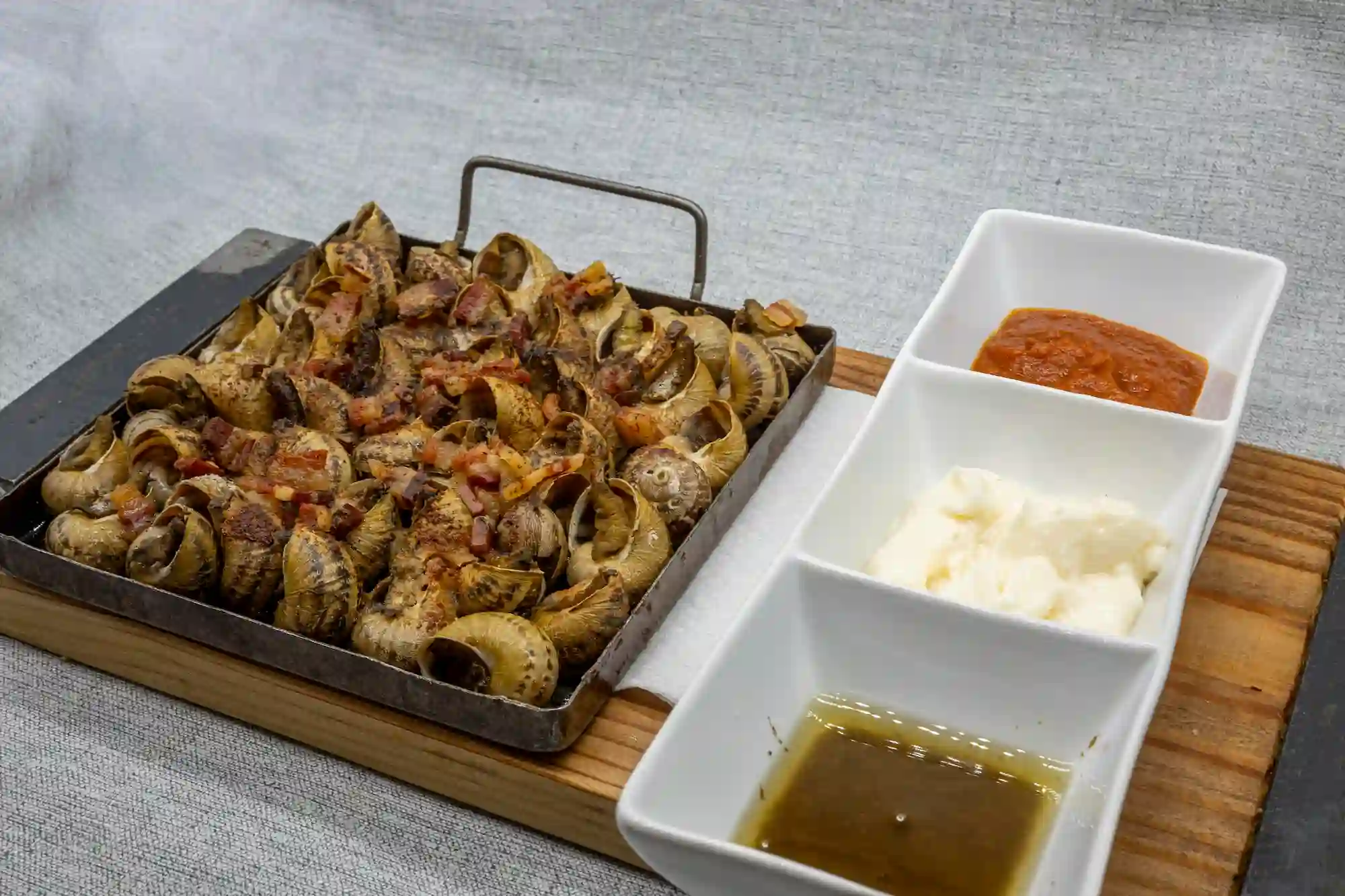 cargols a la llaauna amb all i oli toc de bacona i salses tipiques restaurant can carola menu del dia vila sacra alt emporda prox figueres ros