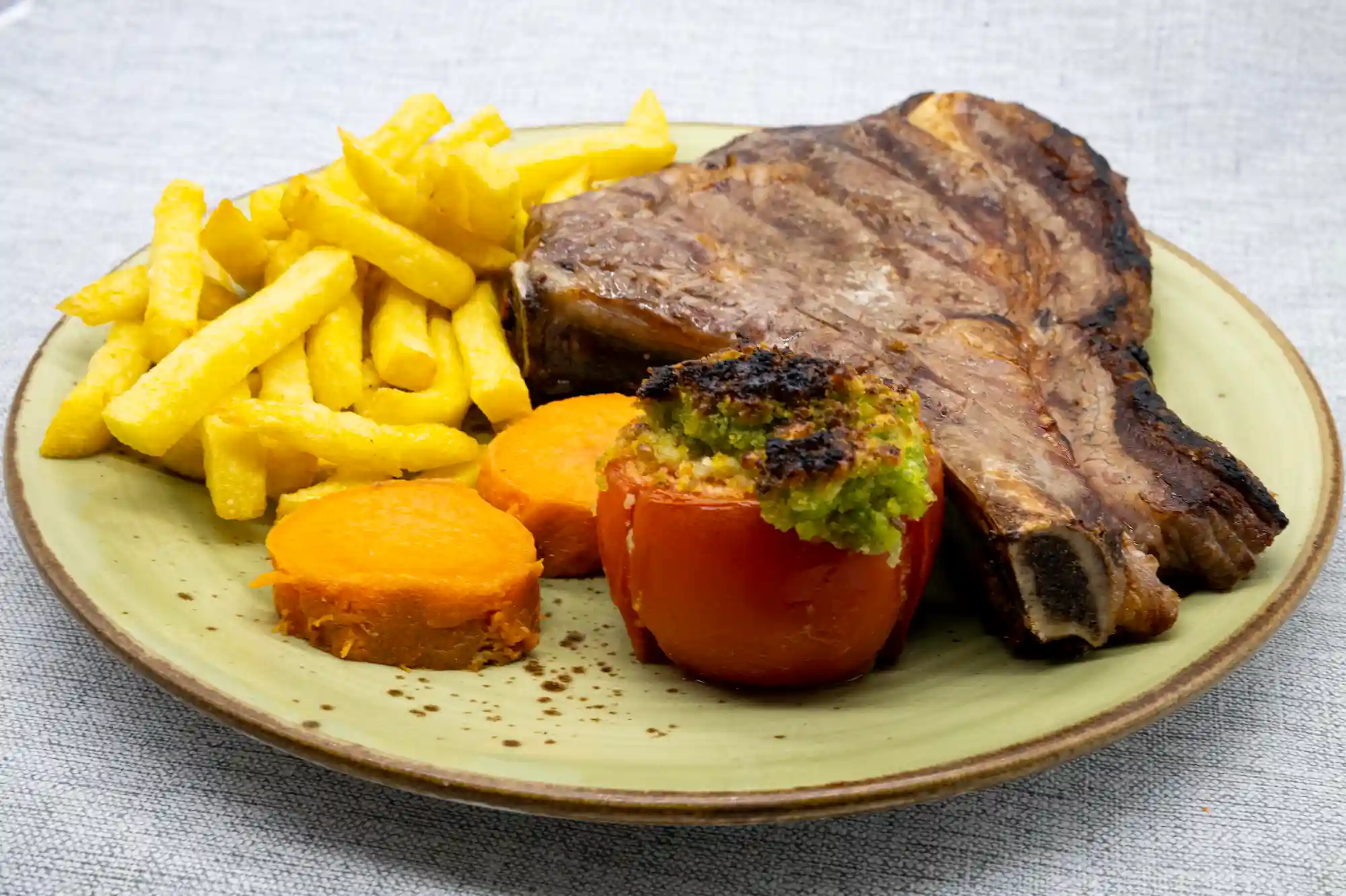 entrecot suculent a la brasa amb patates fregides i tomata farcida restaurant can carola menu del dia vila sacra alt emporda prox figueres ros