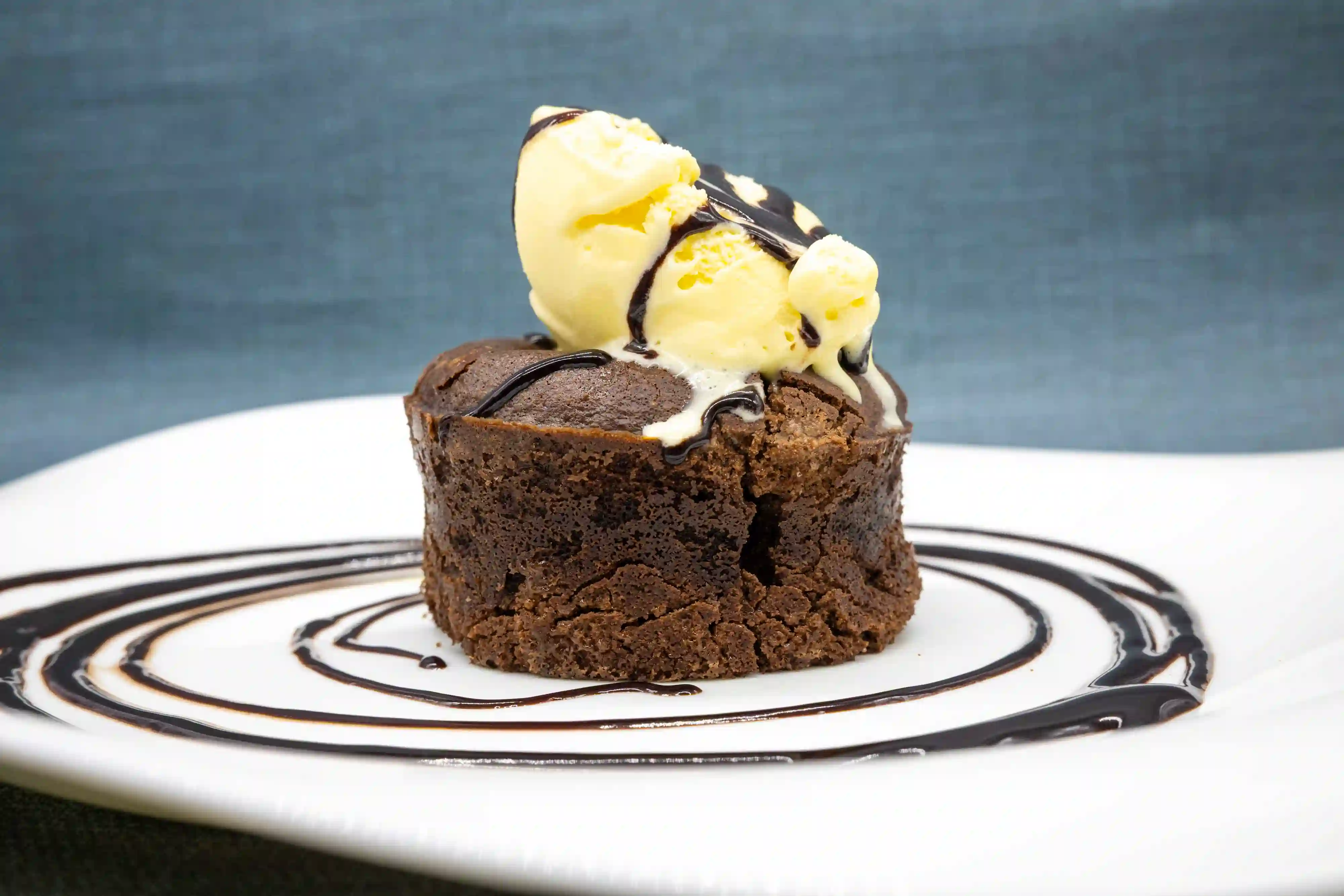 coulant de chocolate con helado de vainilla y sirope menu mediterraneo restaurante zenit barcelona