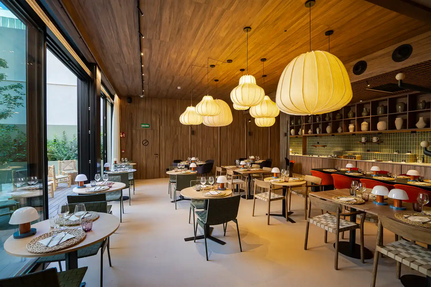 Interior restaurante hotel zenit borrell ambiente tranquilo y agradable