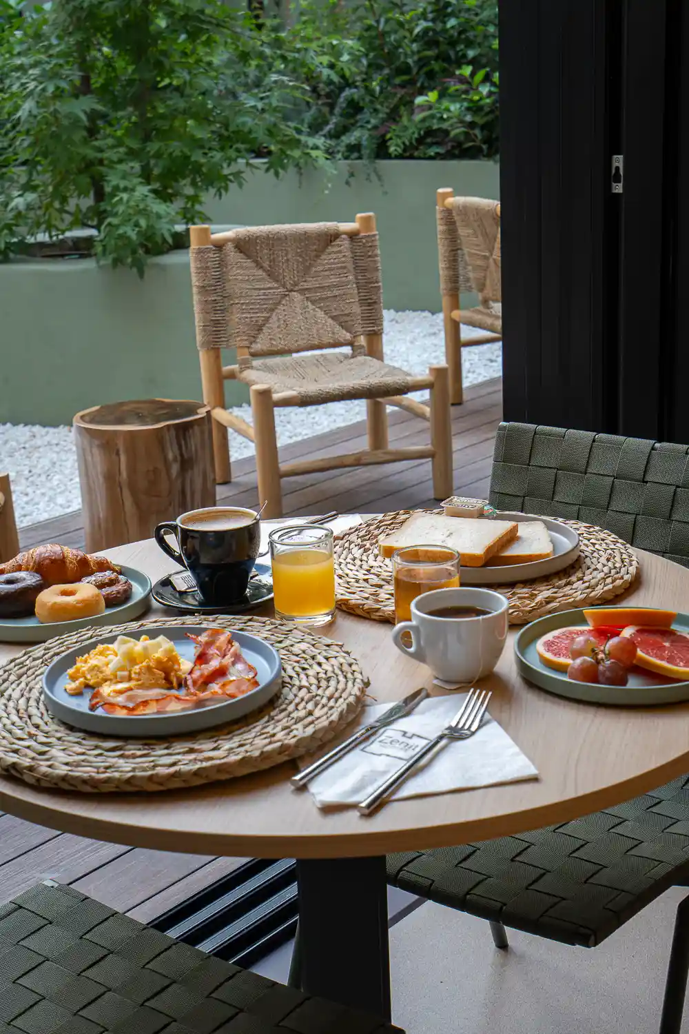 Huevos revueltos bacon pan cafe y zumo en terraza del hotel zenit ambientado