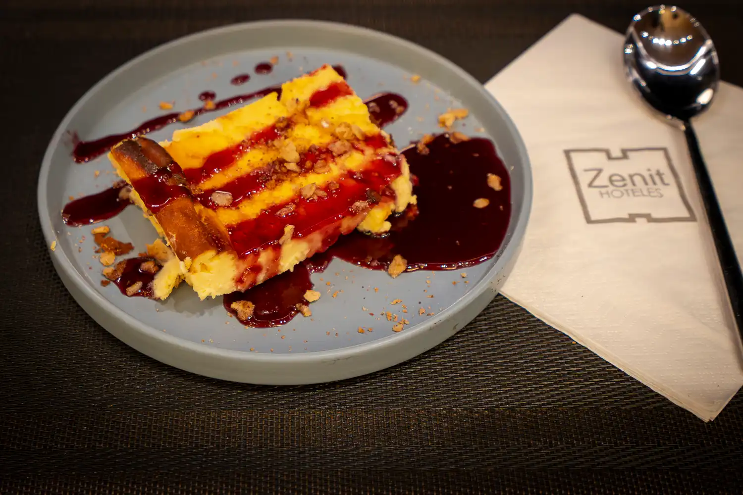 Cheese cake con coulis de frutos rojos en restaurante del hotel zenit postre ambientado