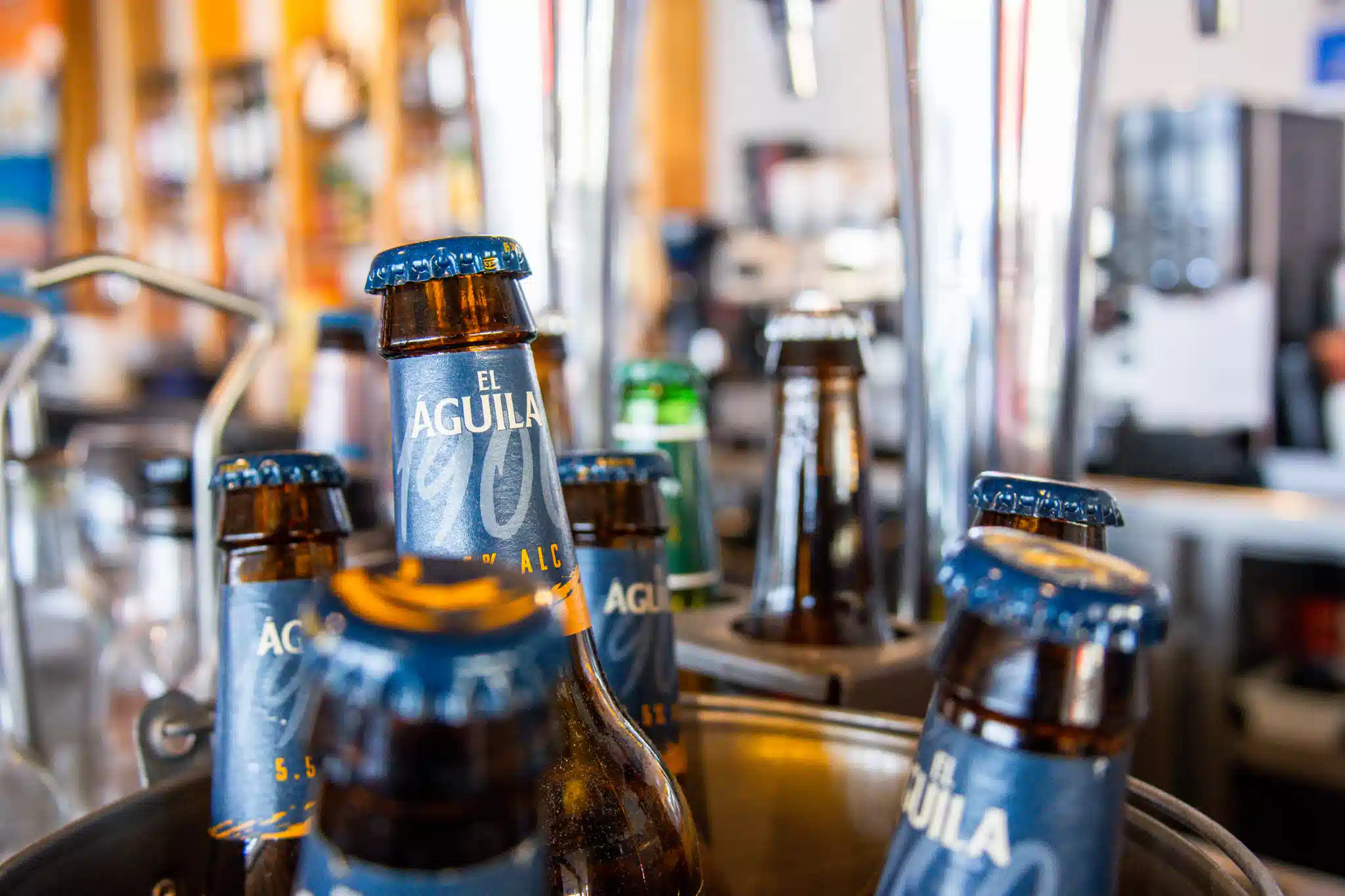 cerveza fria en bar restaurante terraza la jonquera frente outlet gran jonquera