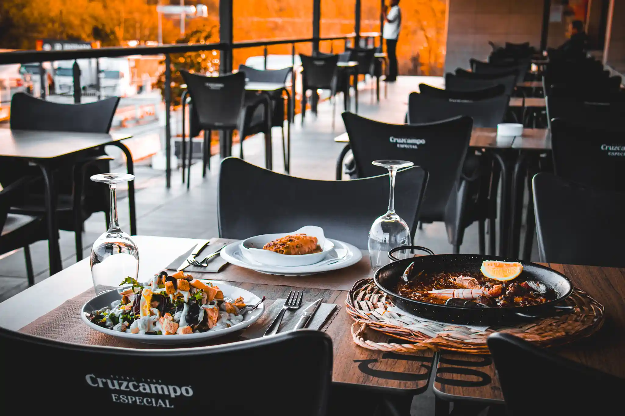 la jonquera restaurante menu mediodia terraza platos baratos paella ensalada frente outlet gran jonquera