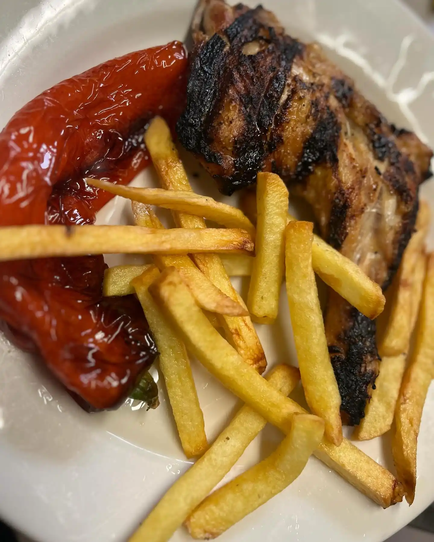 costilla de cerdo a la brasa con patatas fritas y pimiento rojo asado menu mediodia figueres restaurante eixample