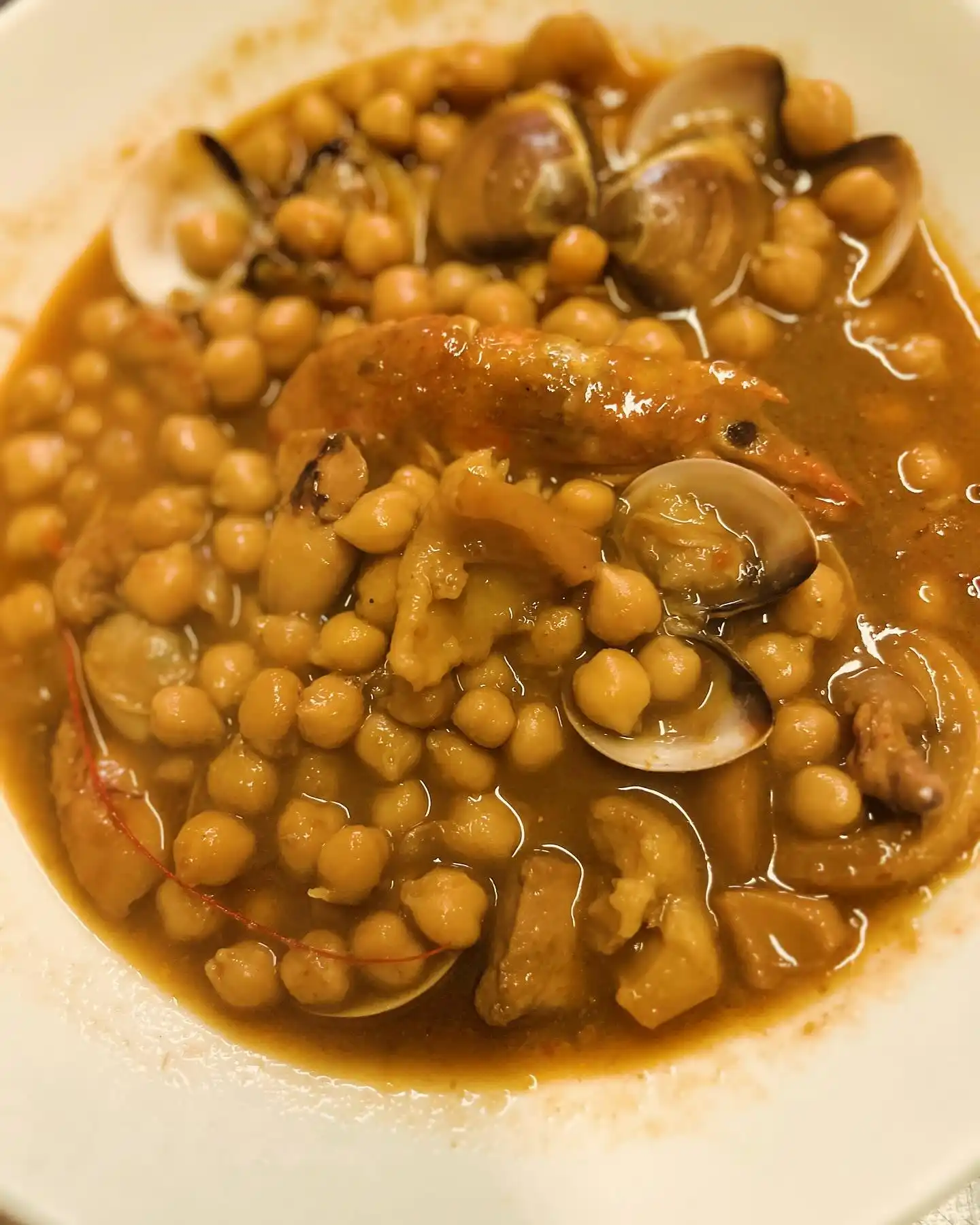estofado de garbanzos con gambas y almejas menu mediodia figueres restaurante eixample