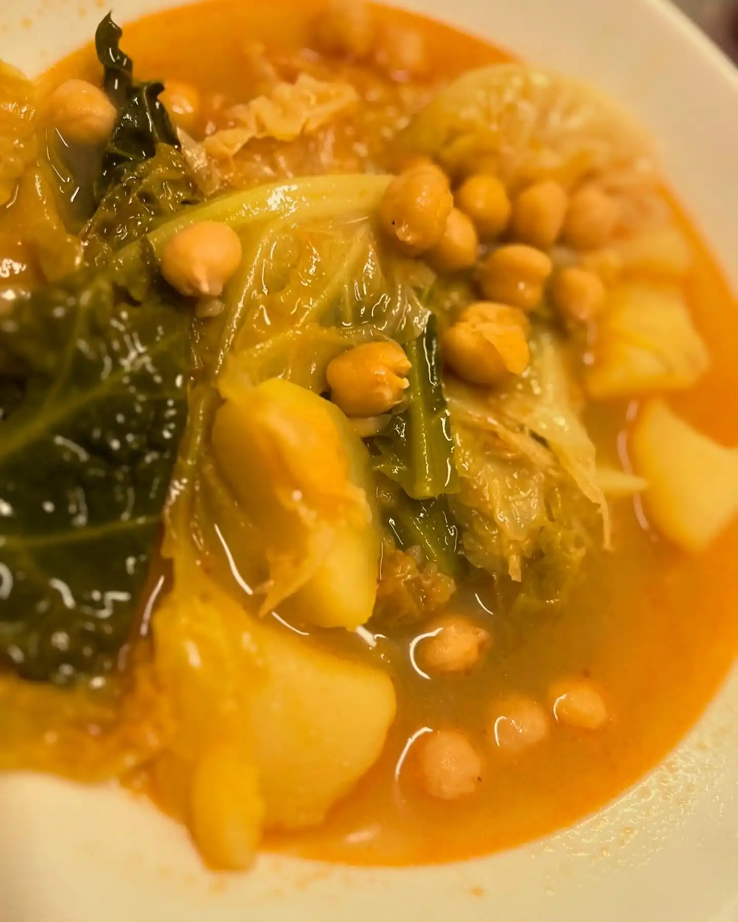 escudella con patata repollo y garbanzos menu mediodia figueres restaurante eixample