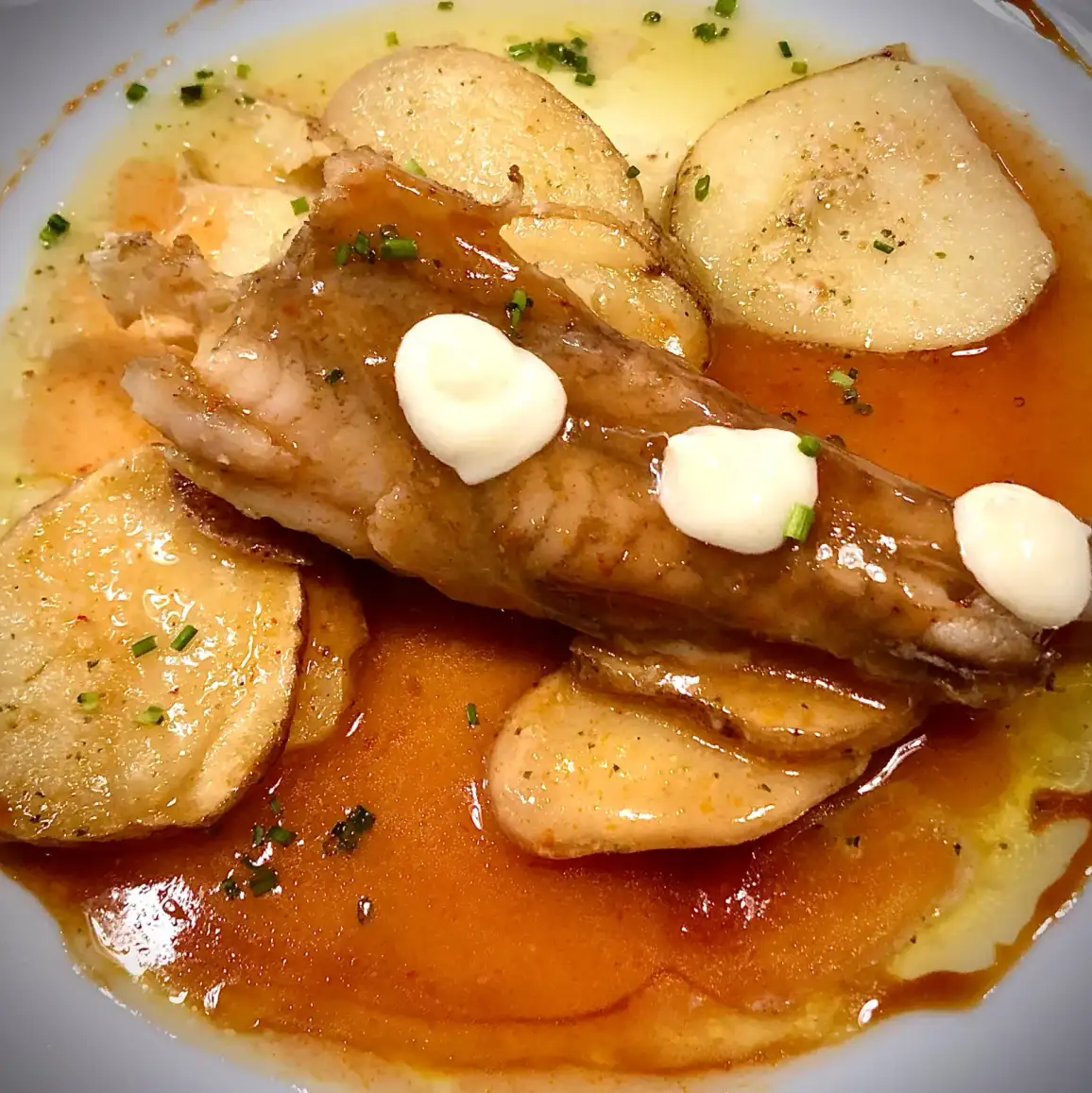Pescado al horno con patatas en Cal Tete, restaurante de cocina mediterránea en Sant Martí, Barcelona. Ideal para disfrutar del menú del día.