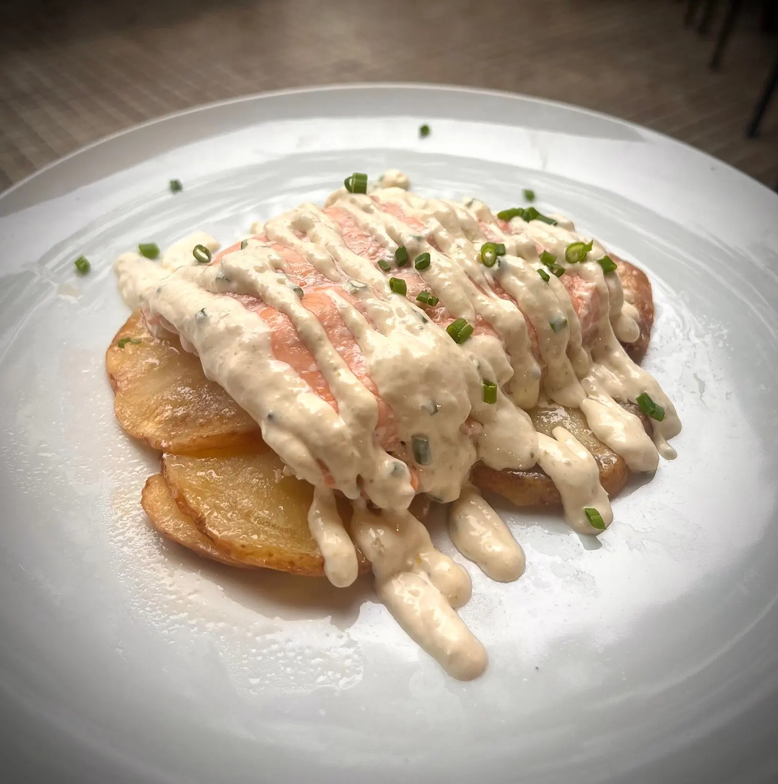 Patatas con salsa cremosa servidas en Cal Tete, restaurante mediterráneo en Sant Martí, Barcelona. Parte del menú del día gourmet.