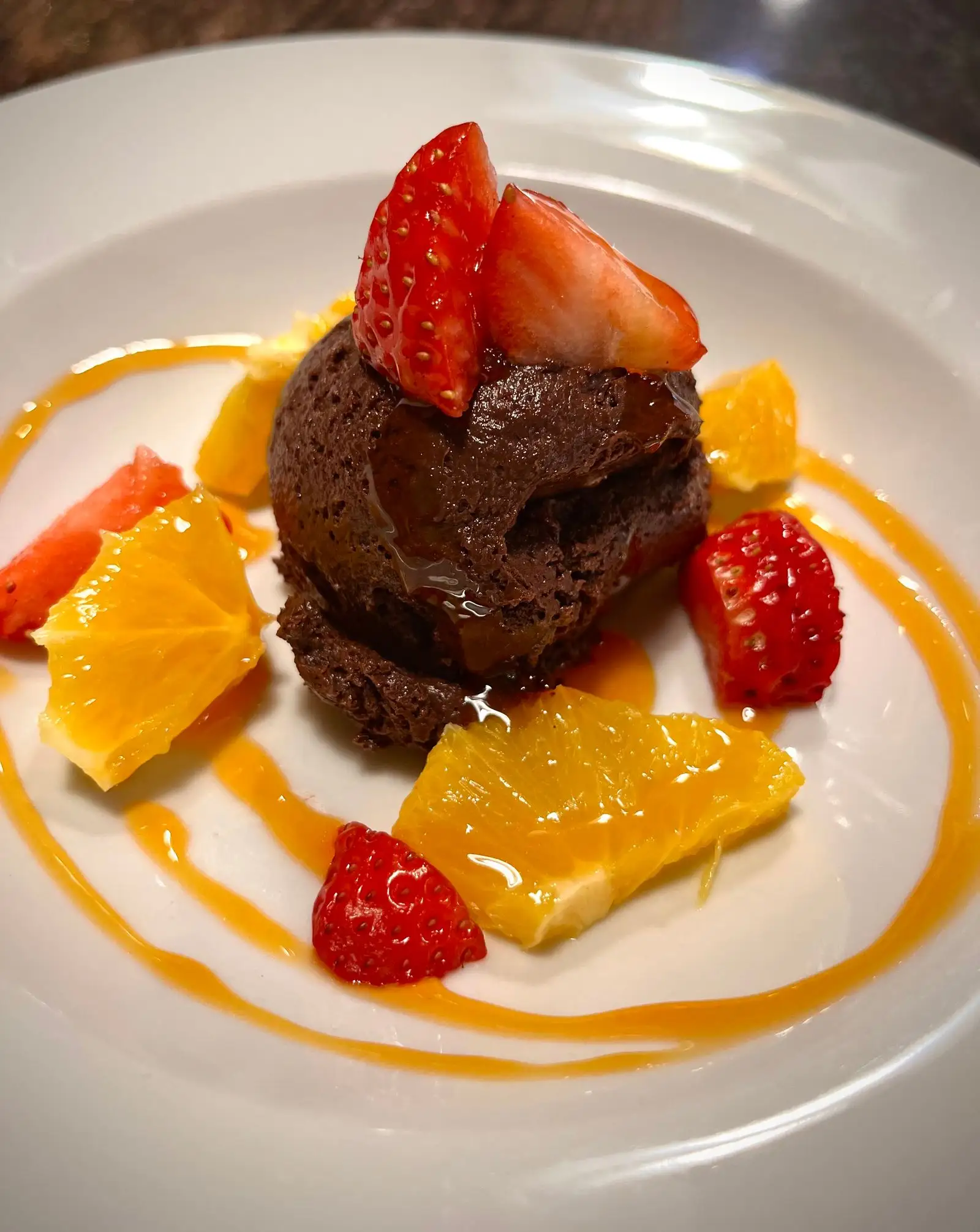 Mousse de chocolate con frutas frescas en Cal Tete, restaurante mediterráneo en Sant Martí, Barcelona. Ideal para disfrutar en el menú del día.