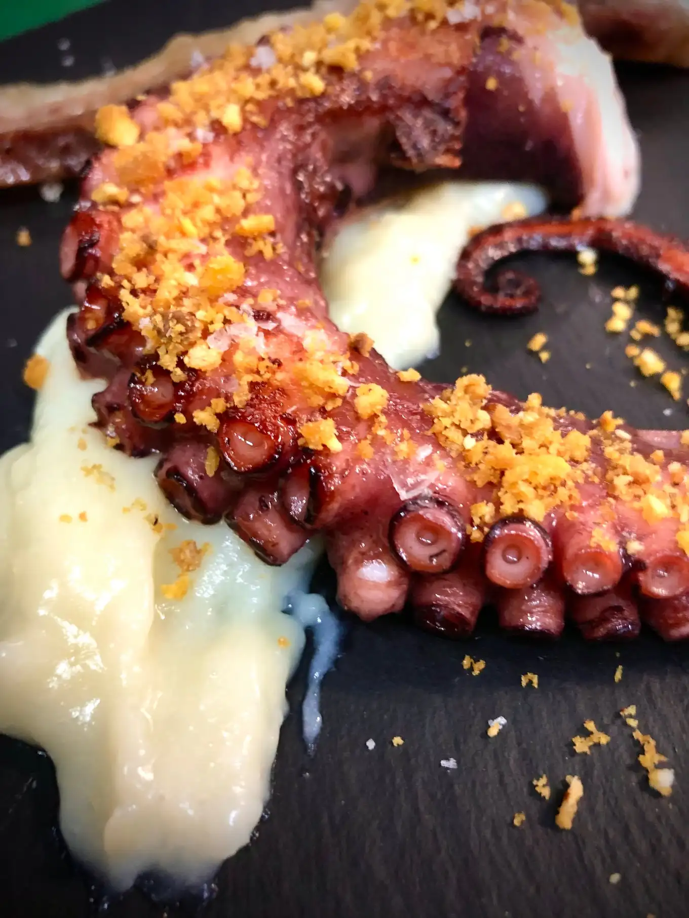 Pulpo a la brasa en Cal Tete, restaurante mediterráneo en Sant Martí, Barcelona, parte del menú del día gourmet.