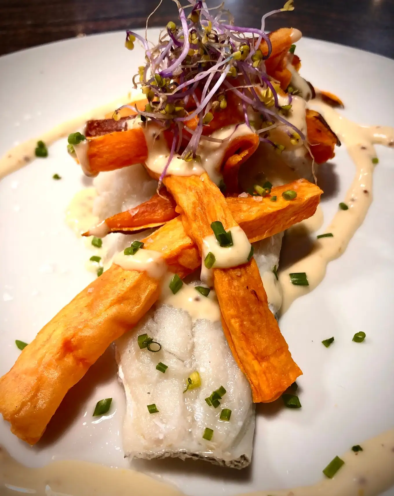 Bacalao con salsa cremosa y batatas en Cal Tete, restaurante mediterráneo en Sant Martí, Barcelona. Disfruta de este plato en nuestro menú del día gourmet.