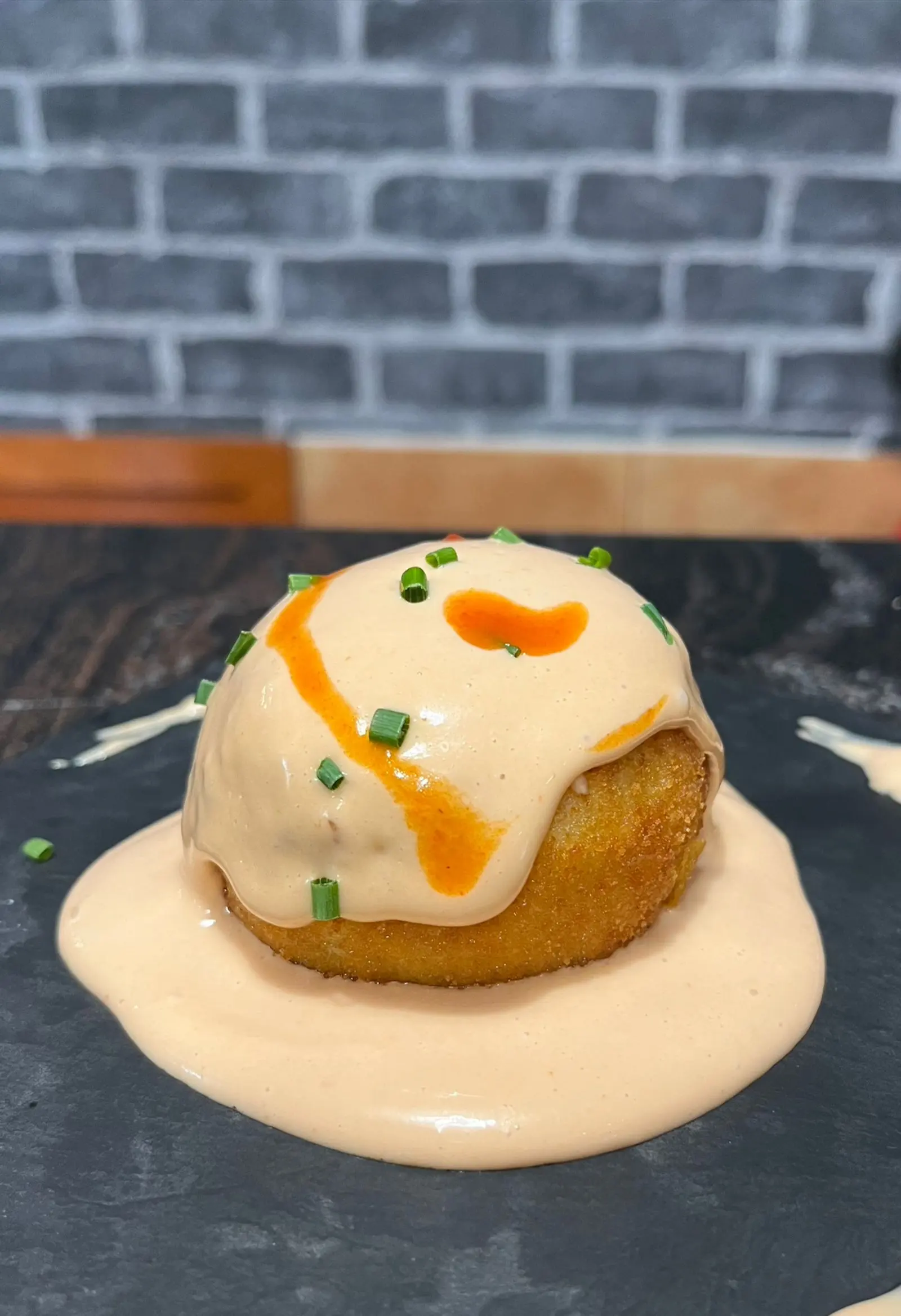 Croqueta gourmet con salsa en Cal Tete, restaurante mediterráneo en Sant Martí, Barcelona. Parte del menú del día en Poblenou.