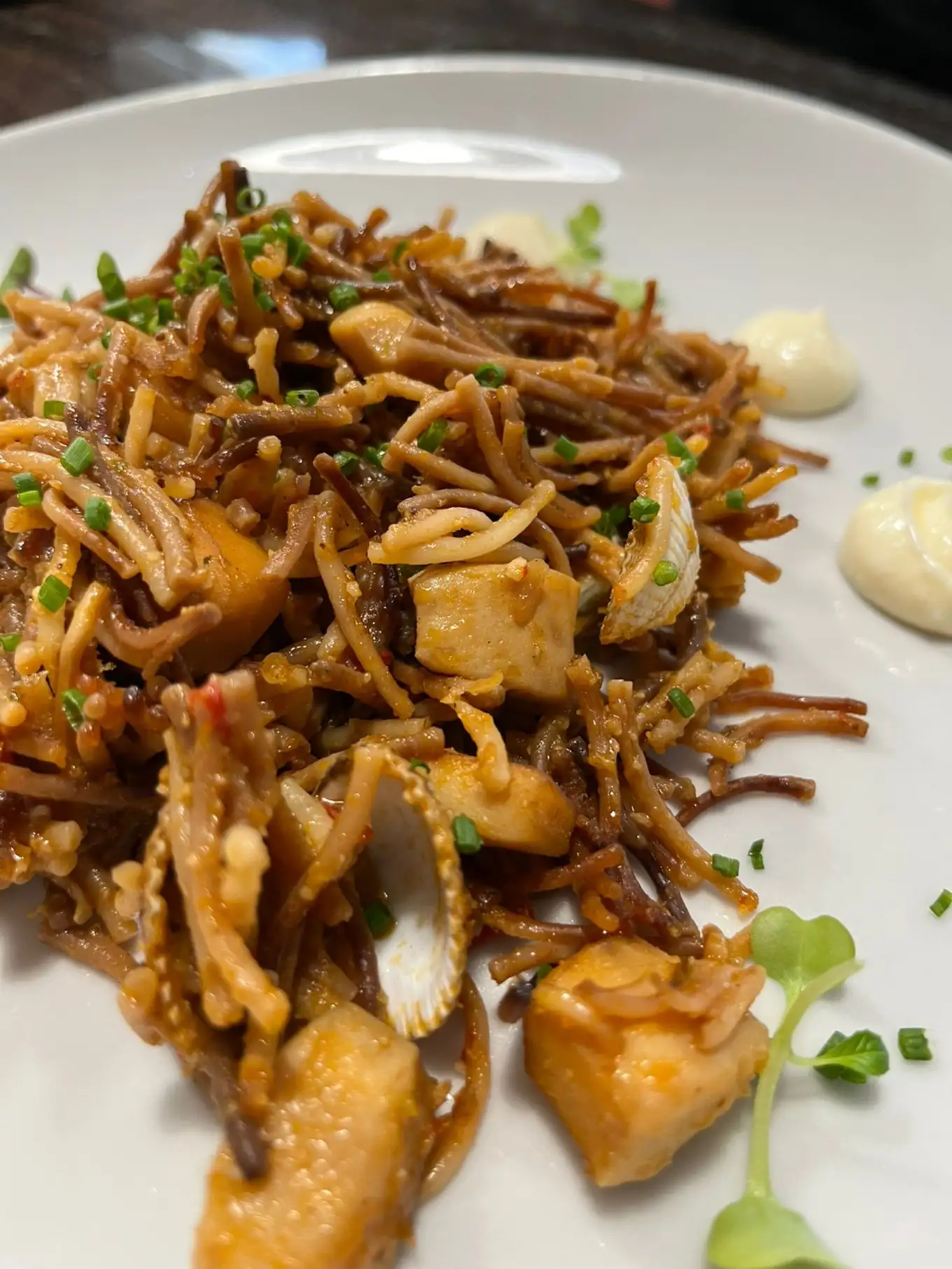 Fideuá de mariscos en Cal Tete, restaurante mediterráneo en Sant Martí, Barcelona, parte de su menú del día gourmet.