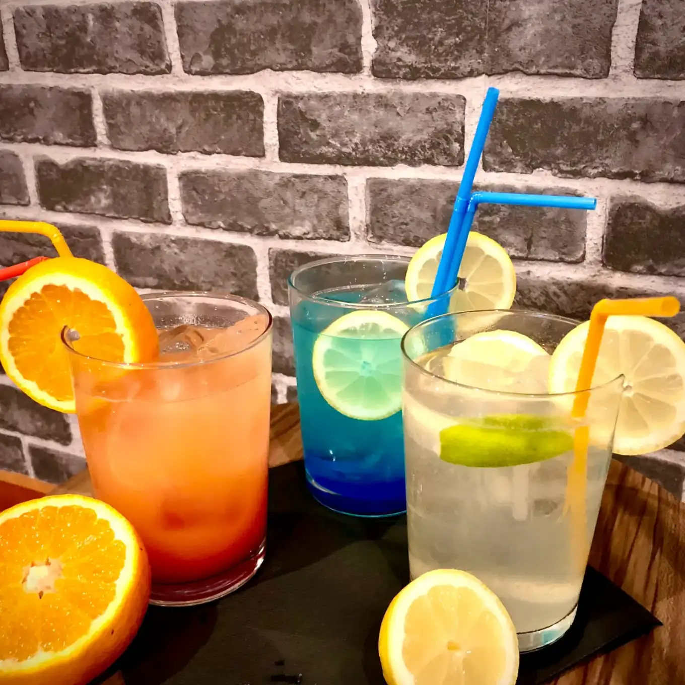 Cócteles variados en Cal Tete, restaurante mediterráneo en Sant Martí, Barcelona. Disfruta de bebidas refrescantes en un ambiente acogedor.