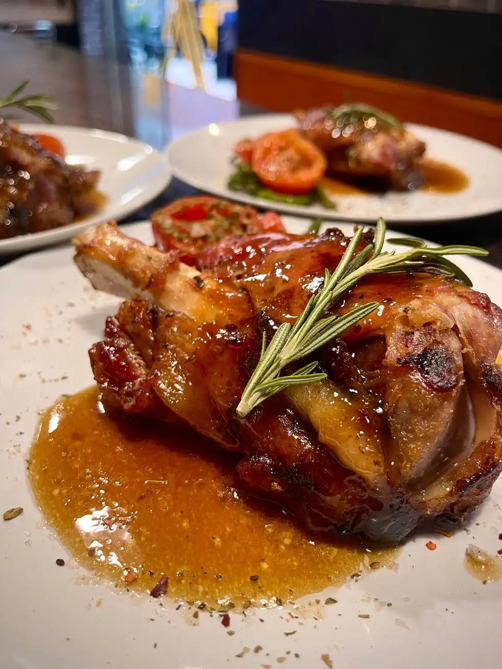 Codillo de cerdo asado en Cal Tete, restaurante mediterráneo en Sant Martí, Barcelona, ideal para disfrutar de un menú del día gourmet.